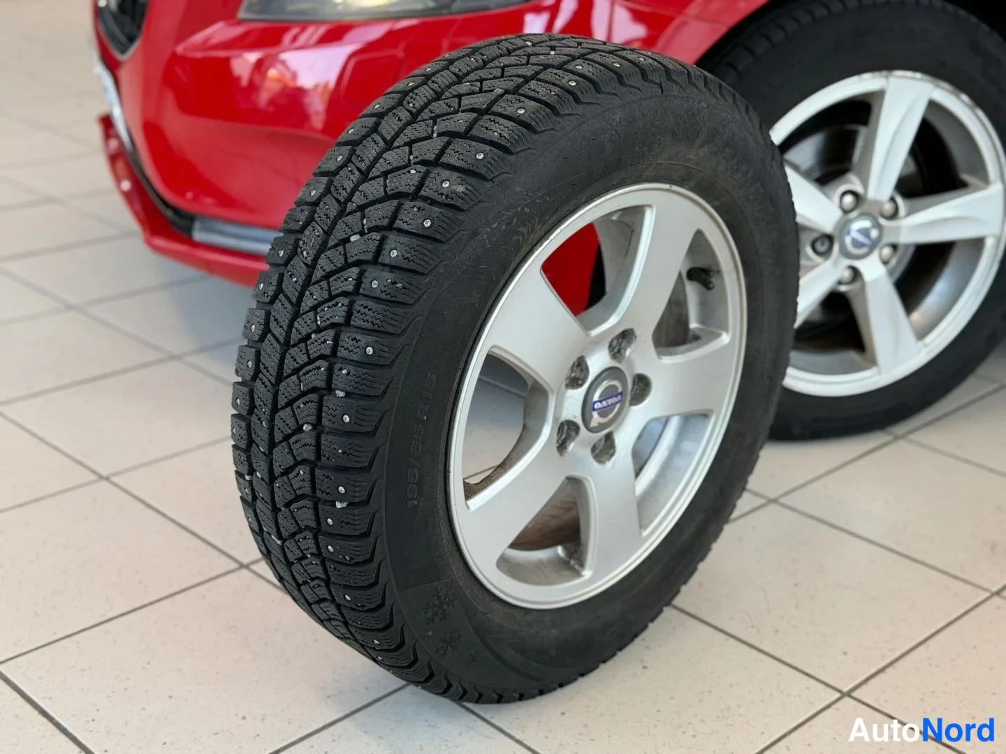 Punainen Volvo V40 2014, yksityiskohta, kuva 23