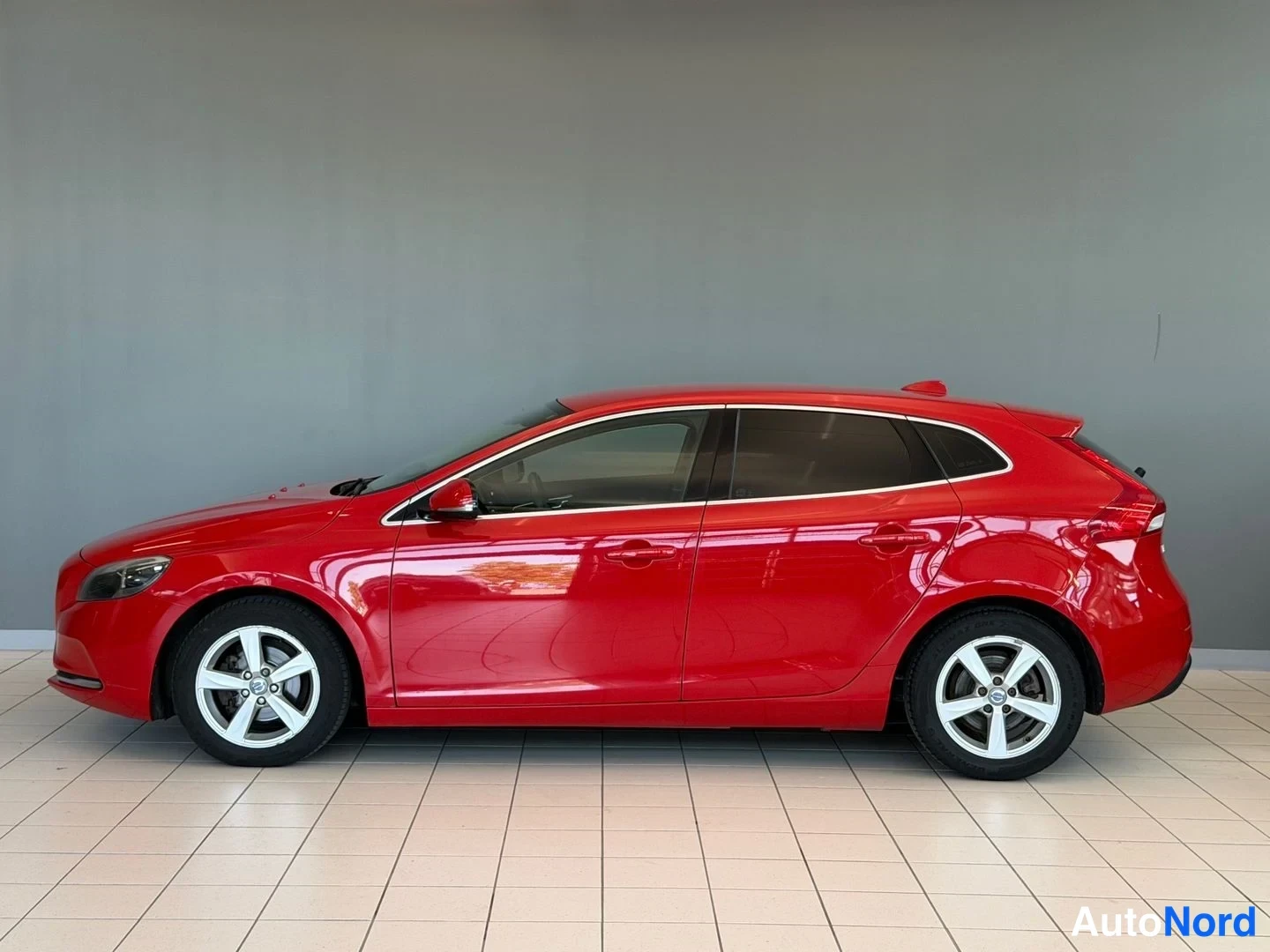 Punainen Volvo V40 2014, sivulta, kuva 4
