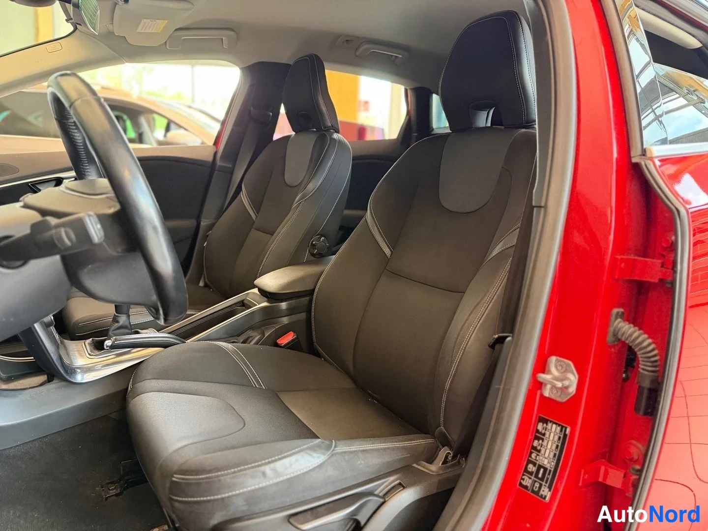 Punainen Volvo V40 2014, etuistuimet, kuva 10