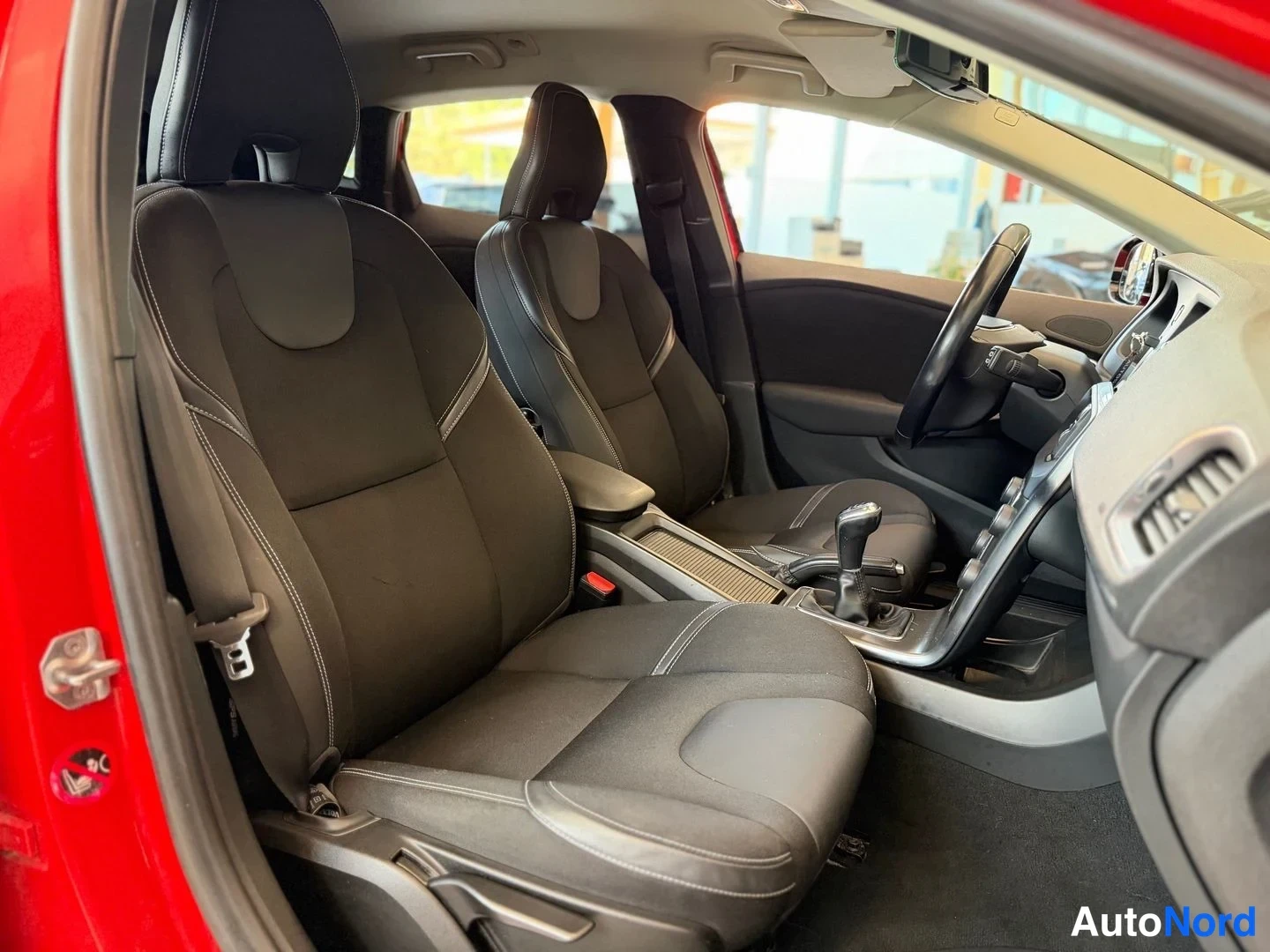 Punainen Volvo V40 2014, etuistuimet, kuva 11