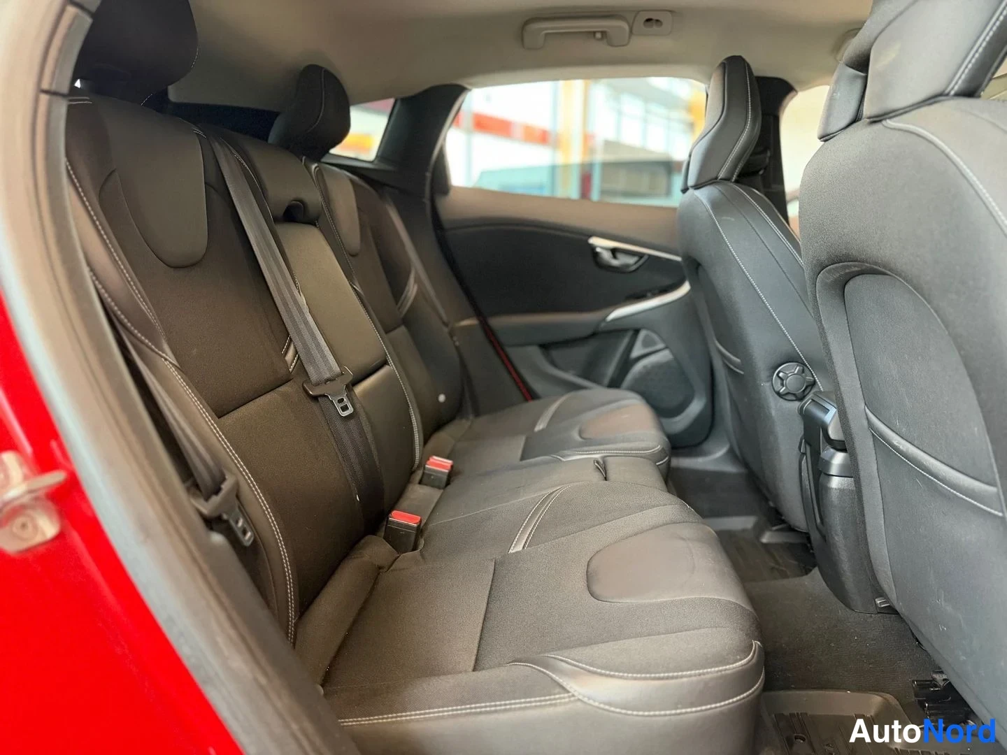 Punainen Volvo V40 2014, takaistuimet, kuva 12