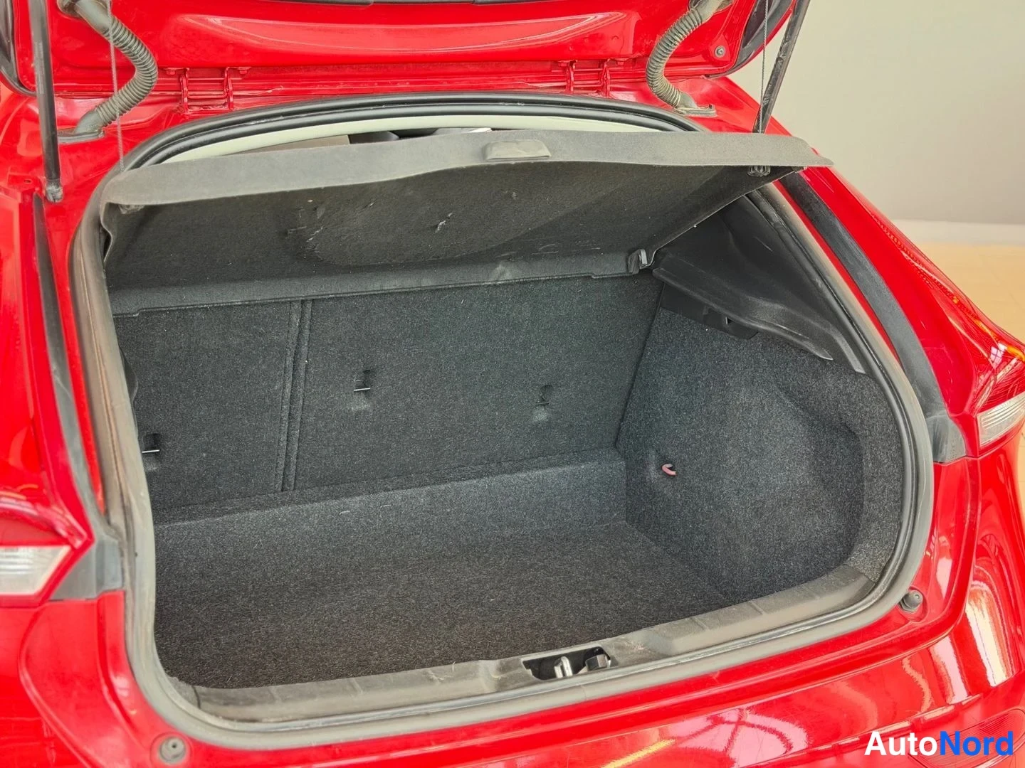 Punainen Volvo V40 2014, tavaratila, kuva 13