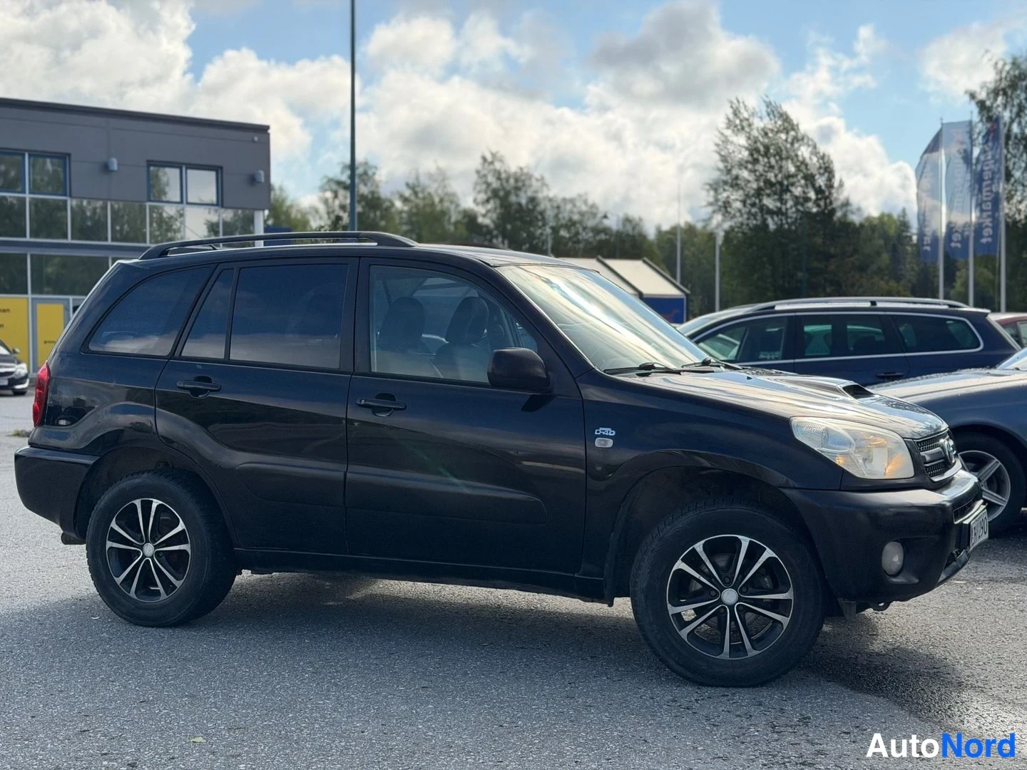 Musta Toyota RAV4 2005, etuviisto, keula oikealle, kuva 2