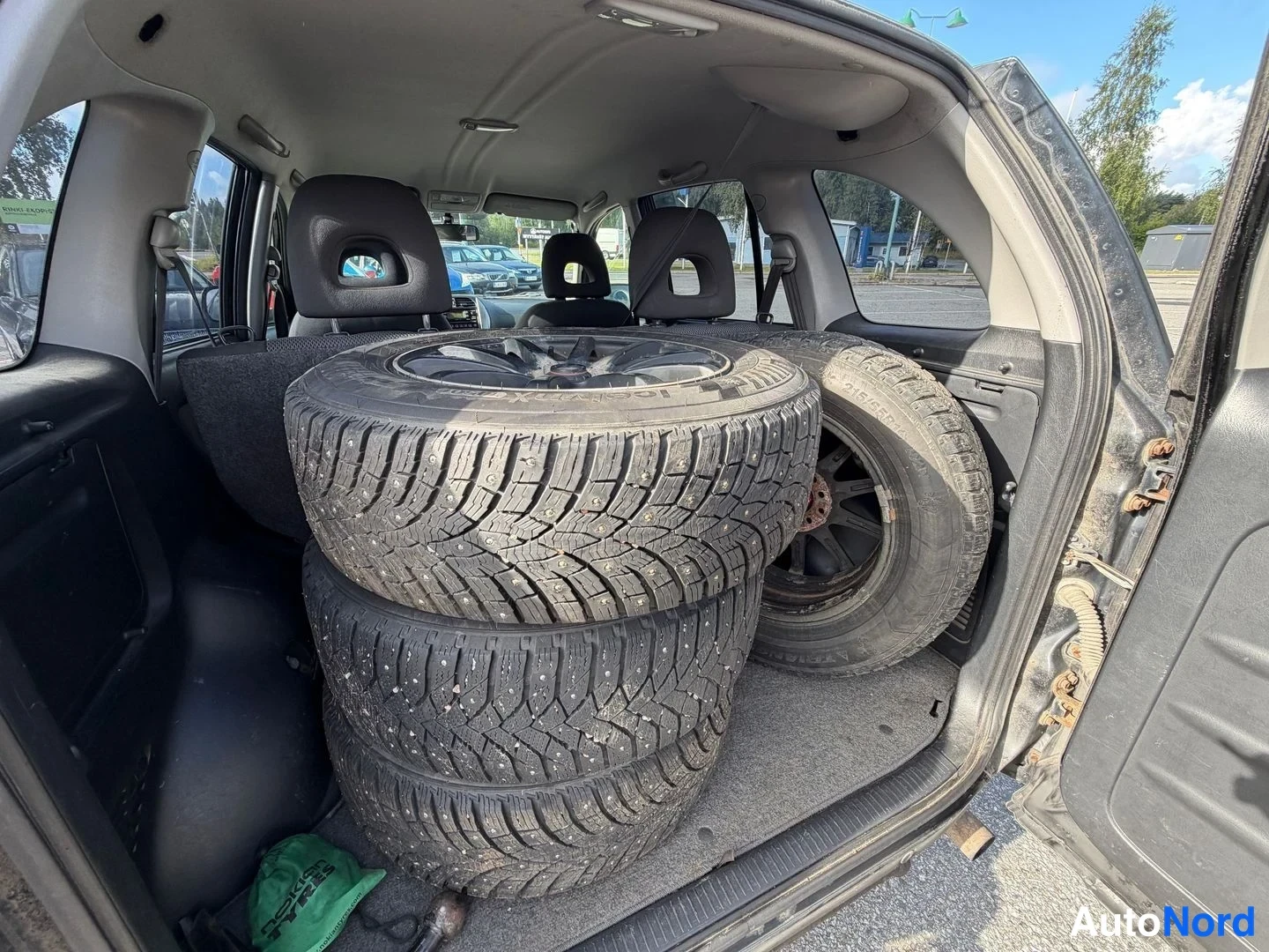 Musta Toyota RAV4 2005, tavaratila, kuva 8