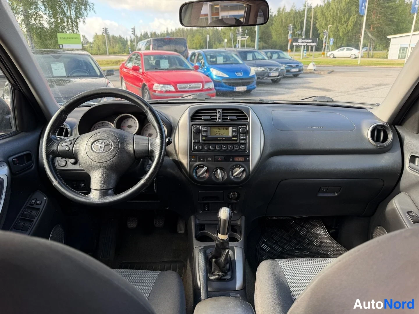 Musta Toyota RAV4 2005, ohjaamo, kuva 5