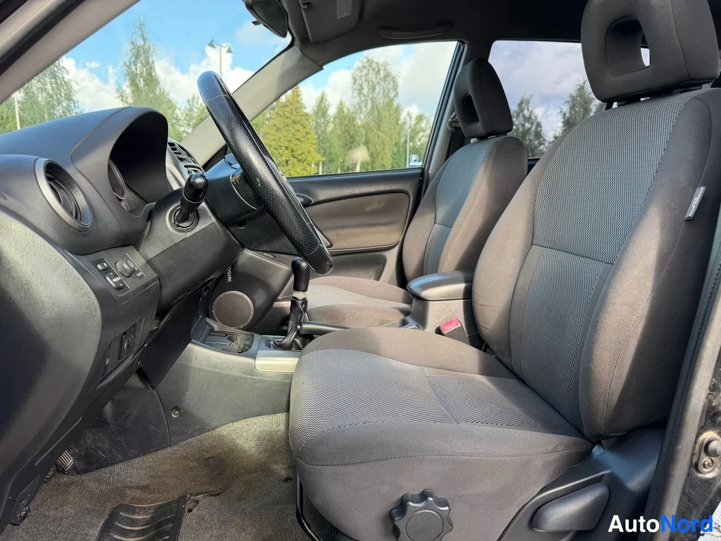 Musta Toyota RAV4 2005, etuistuimet, kuva 6