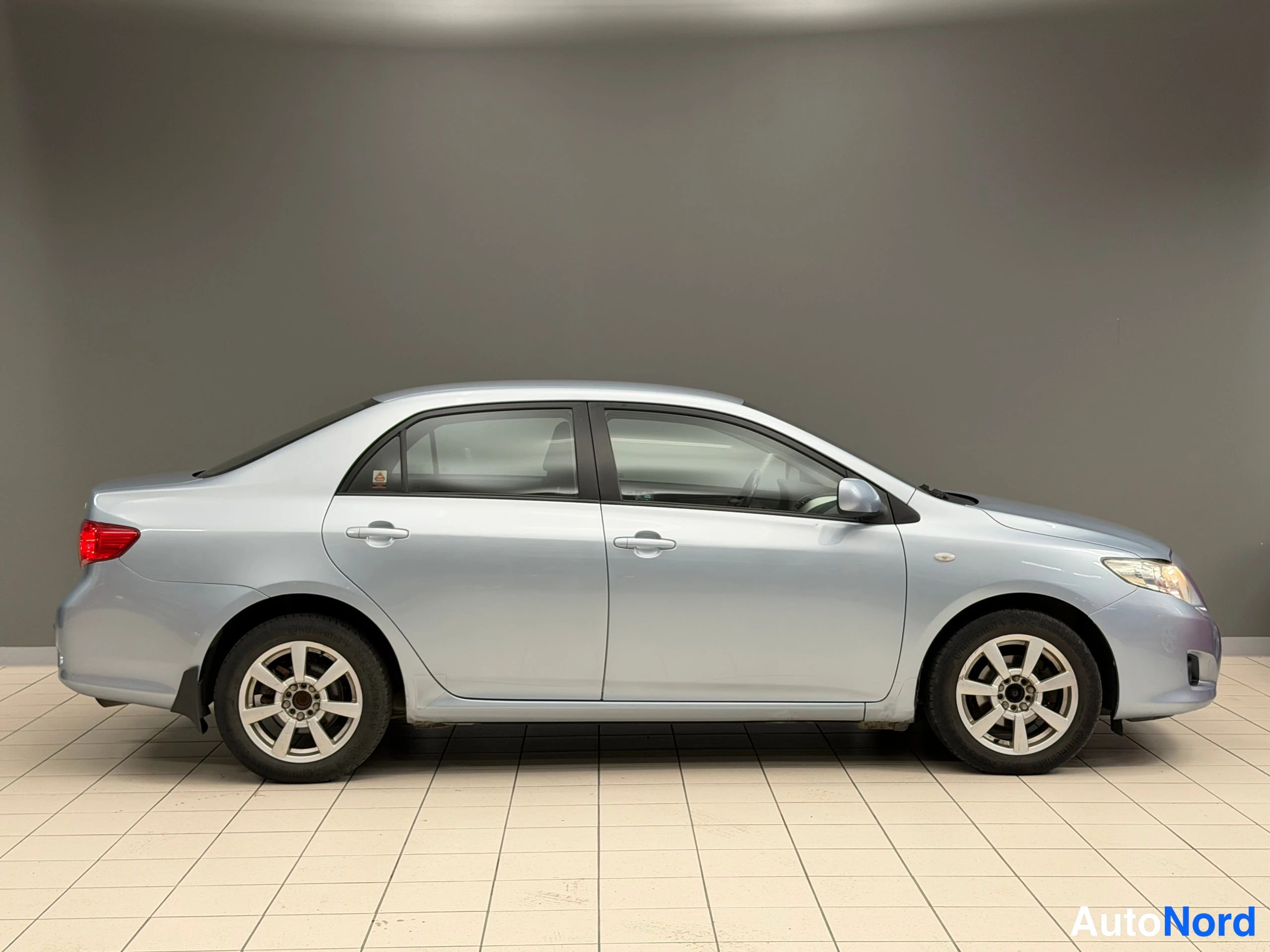Sininen Toyota Corolla 2008, etuviisto, keula oikealle, kuva 7