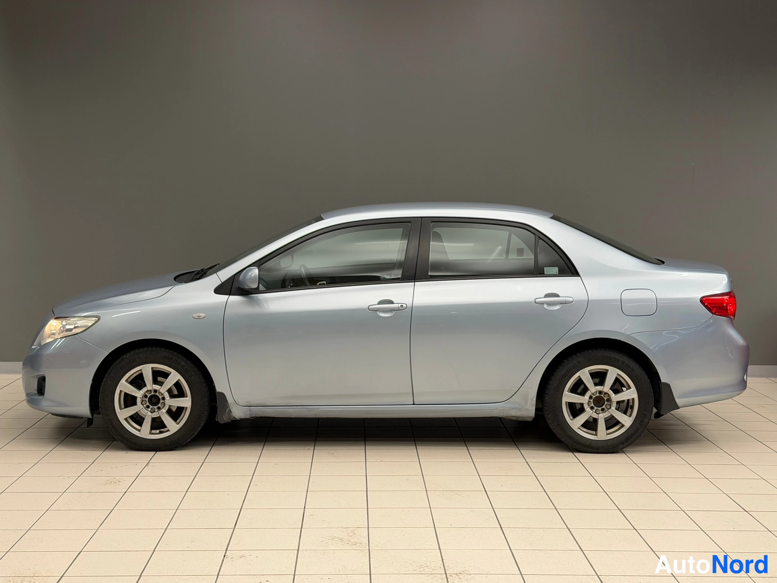 Sininen Toyota Corolla 2008, etuviisto, keula vasemmalle, kuva 2