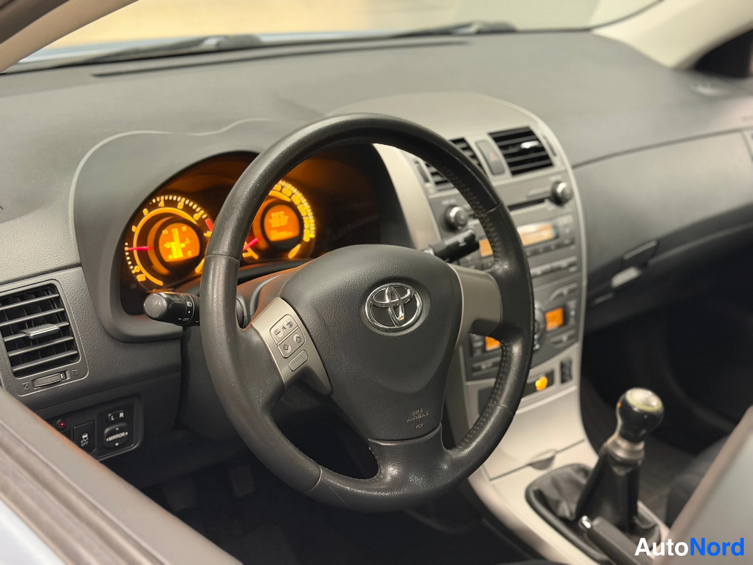 Sininen Toyota Corolla 2008, ohjaamo, kuva 15