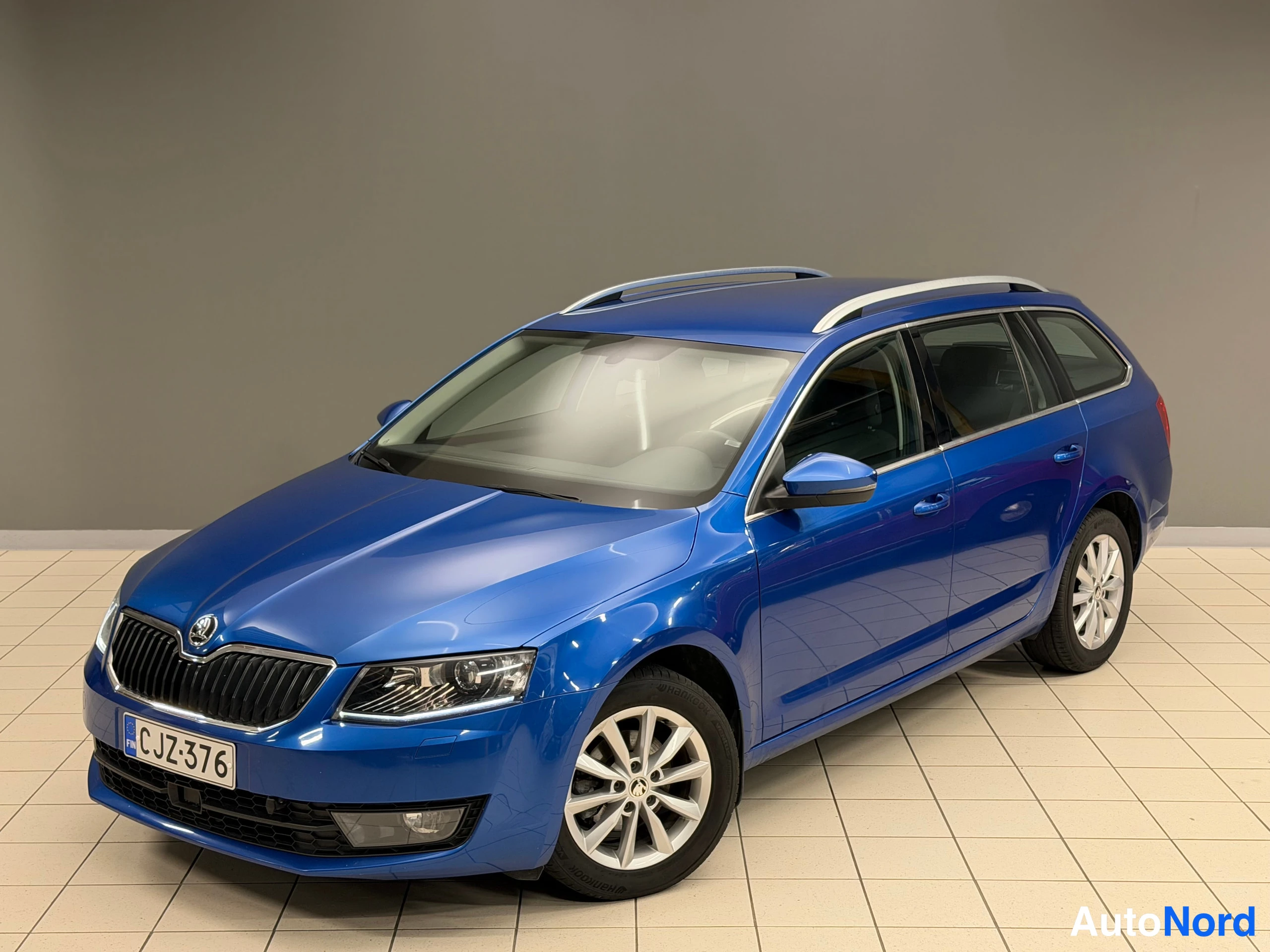 Sininen Skoda Octavia 2015, etuviisto, keula vasemmalle, kuva 2