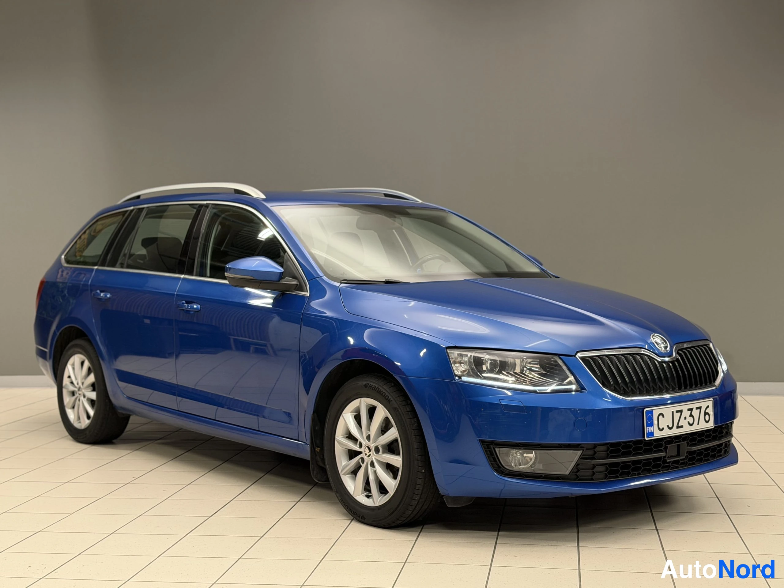 Sininen Skoda Octavia 2015, etuviisto, keula oikealle, kuva 6