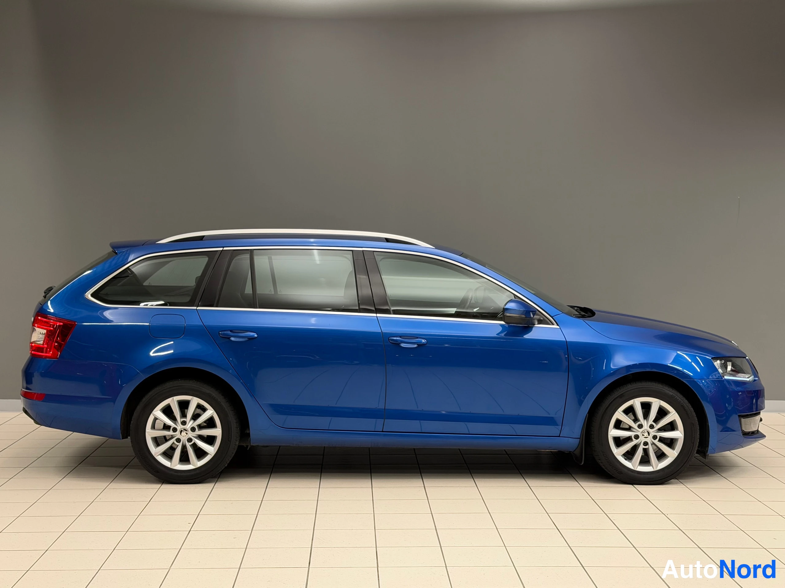 Sininen Skoda Octavia 2015, sivulta, kuva 9