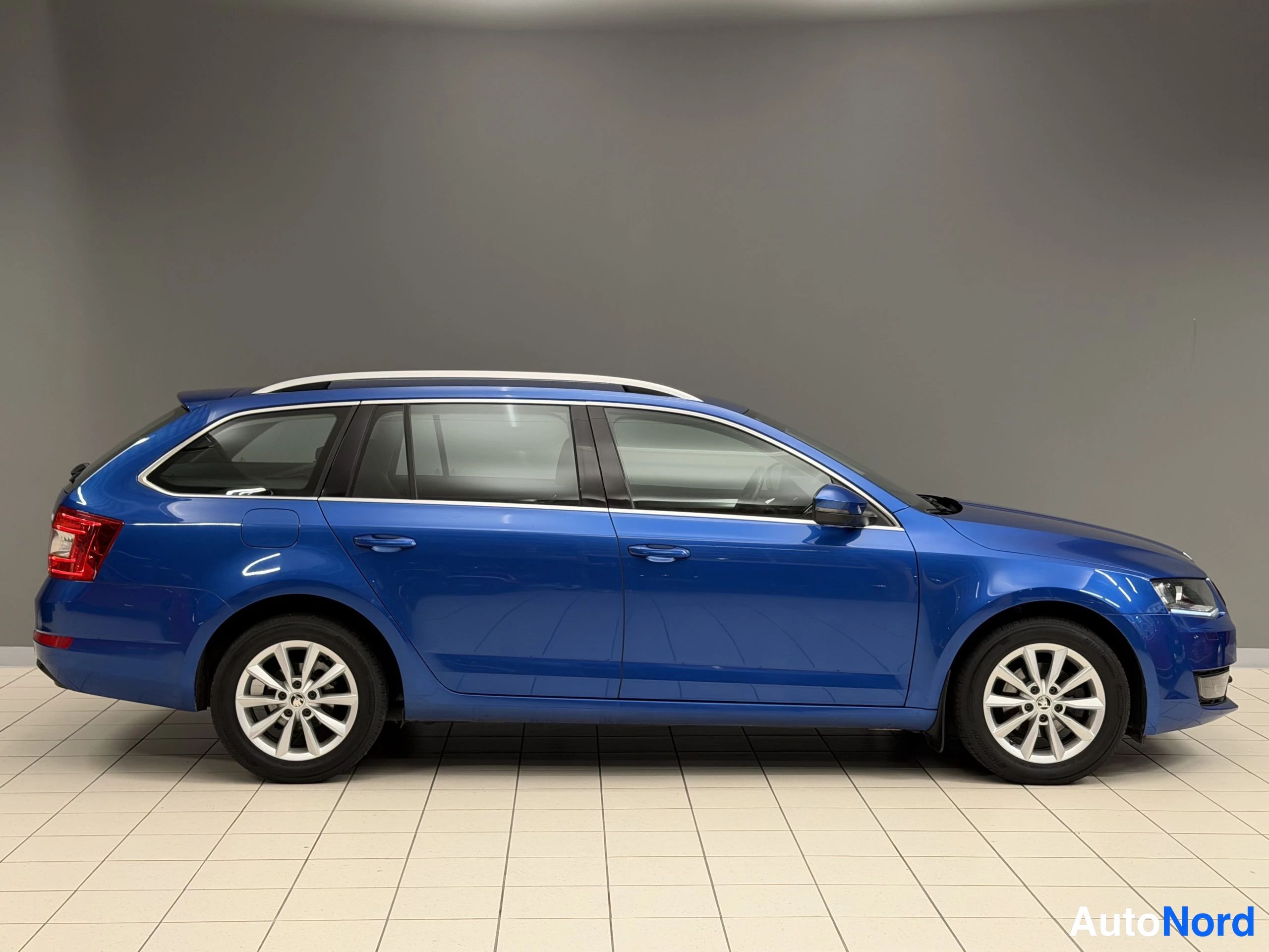Sininen Skoda Octavia 2015, sivulta, kuva 10