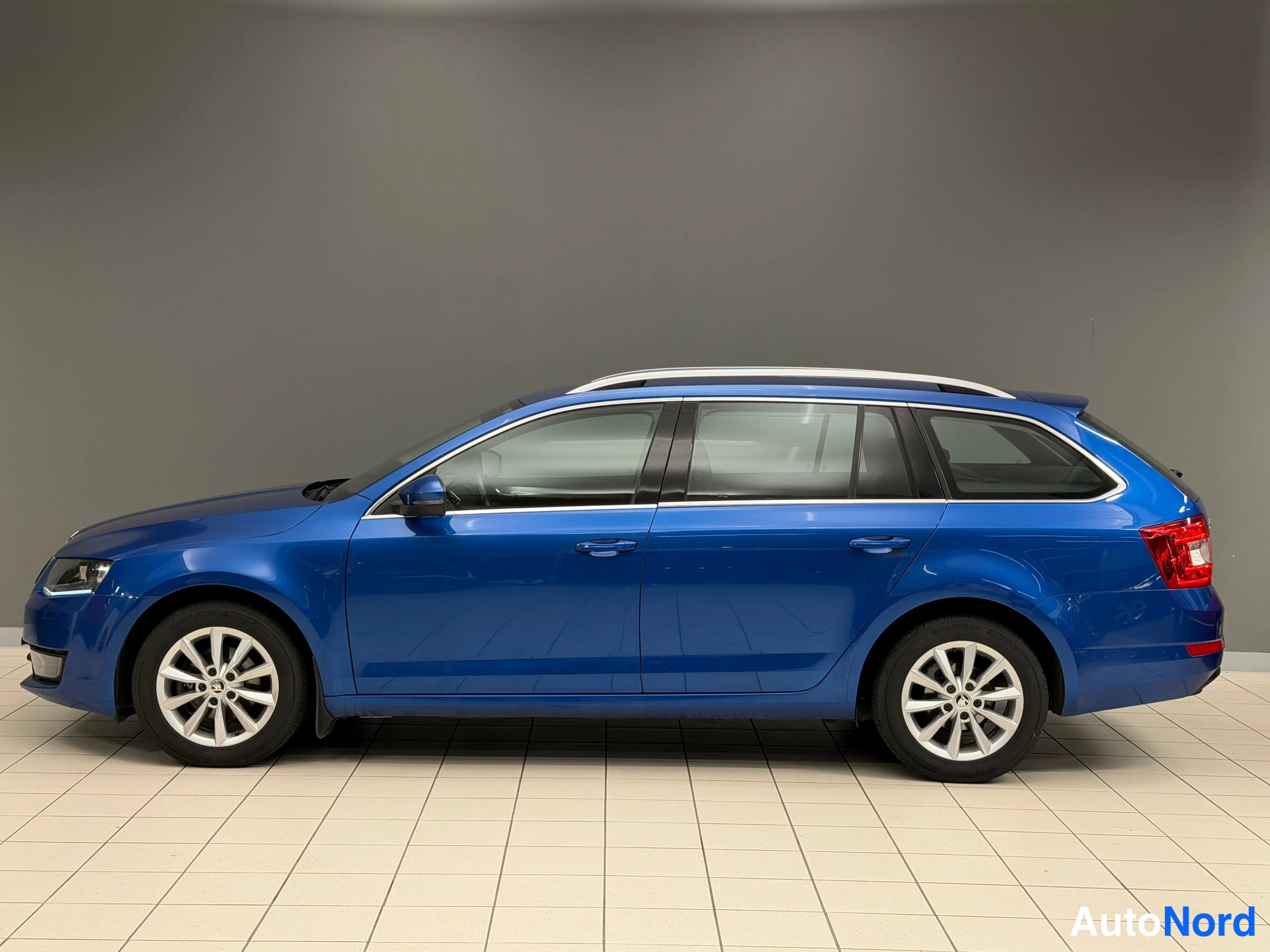 Sininen Skoda Octavia 2015, sivulta, kuva 11