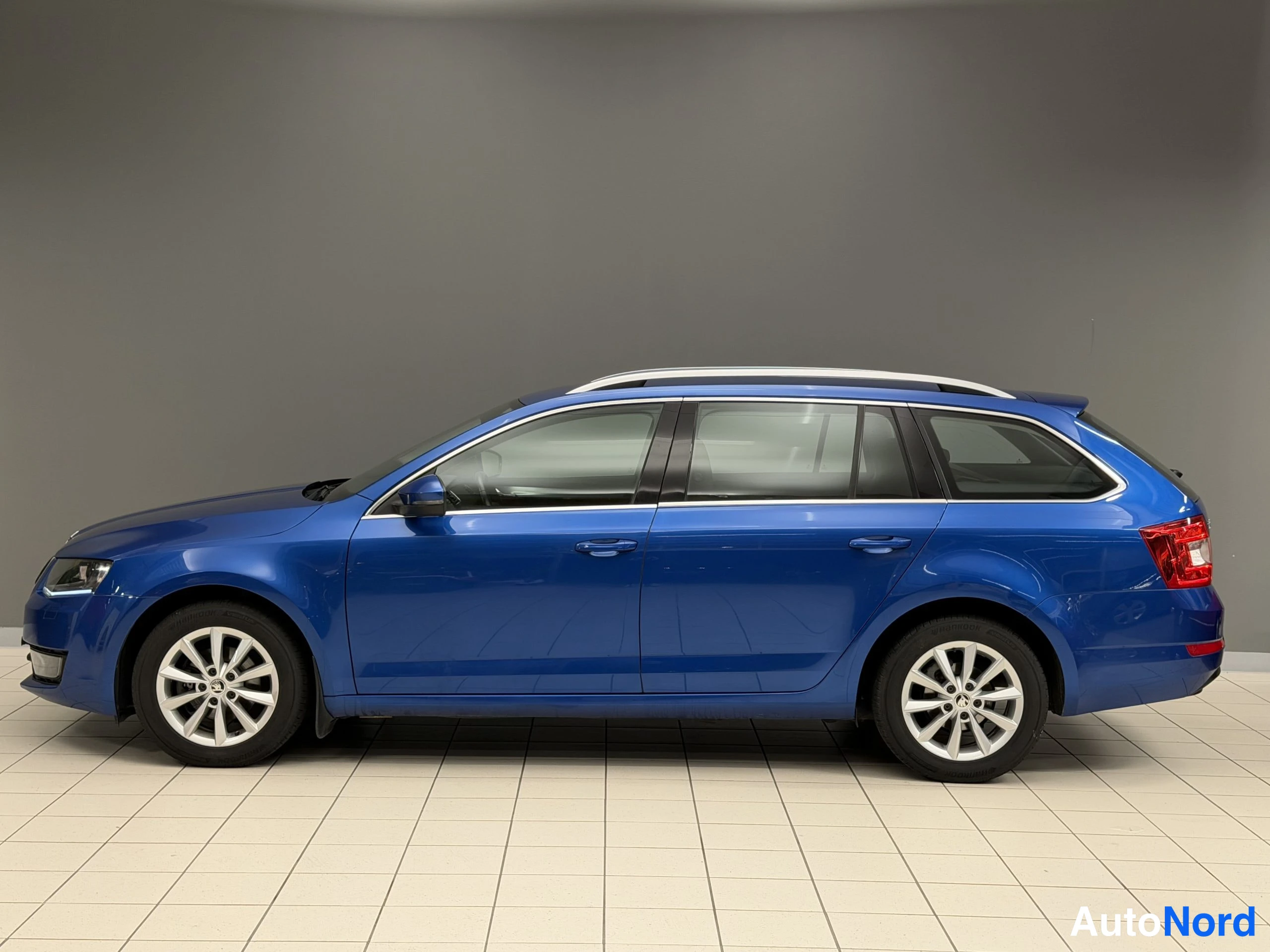 Sininen Skoda Octavia 2015, sivulta, kuva 12