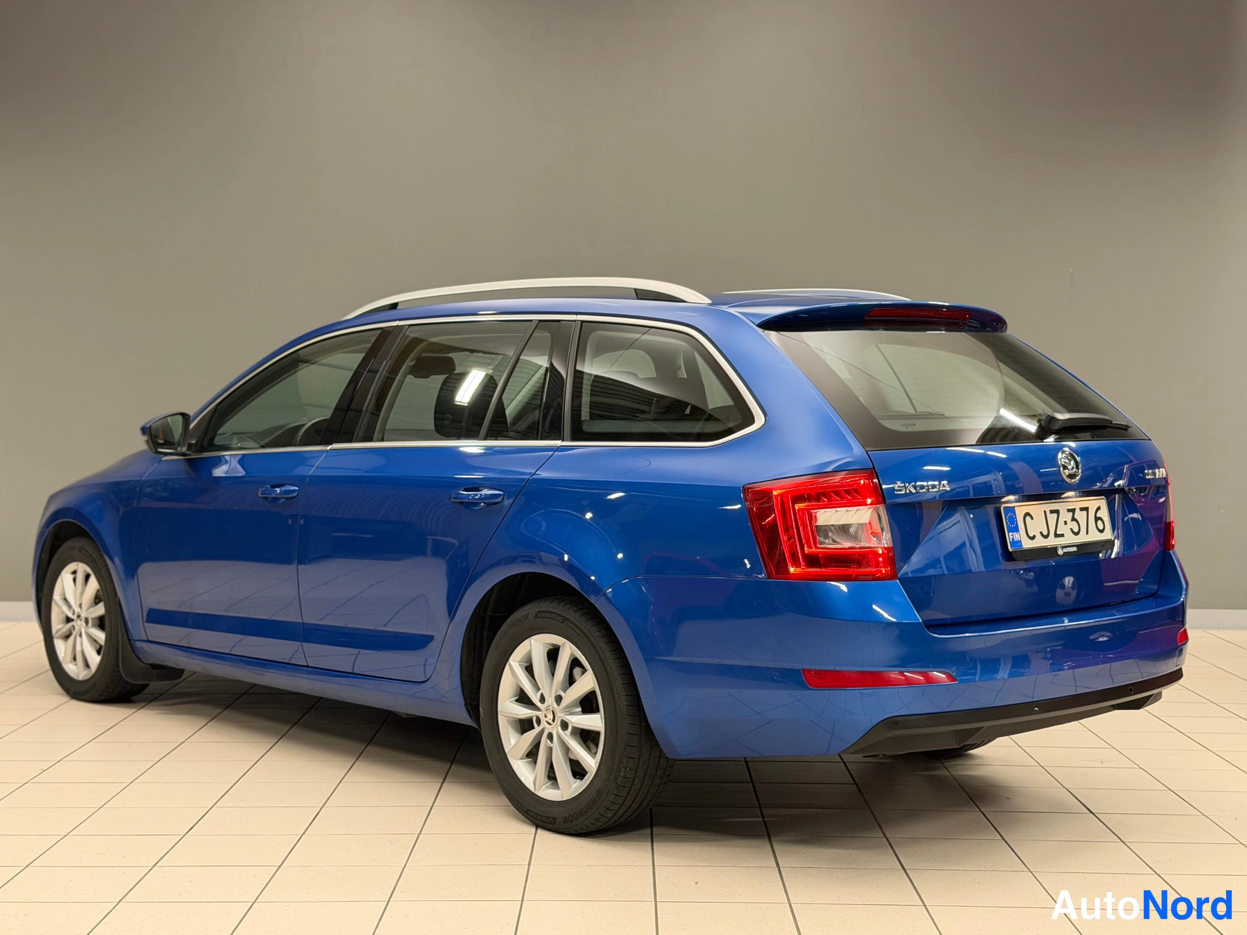 Sininen Skoda Octavia 2015, takaviisto, kuva 13