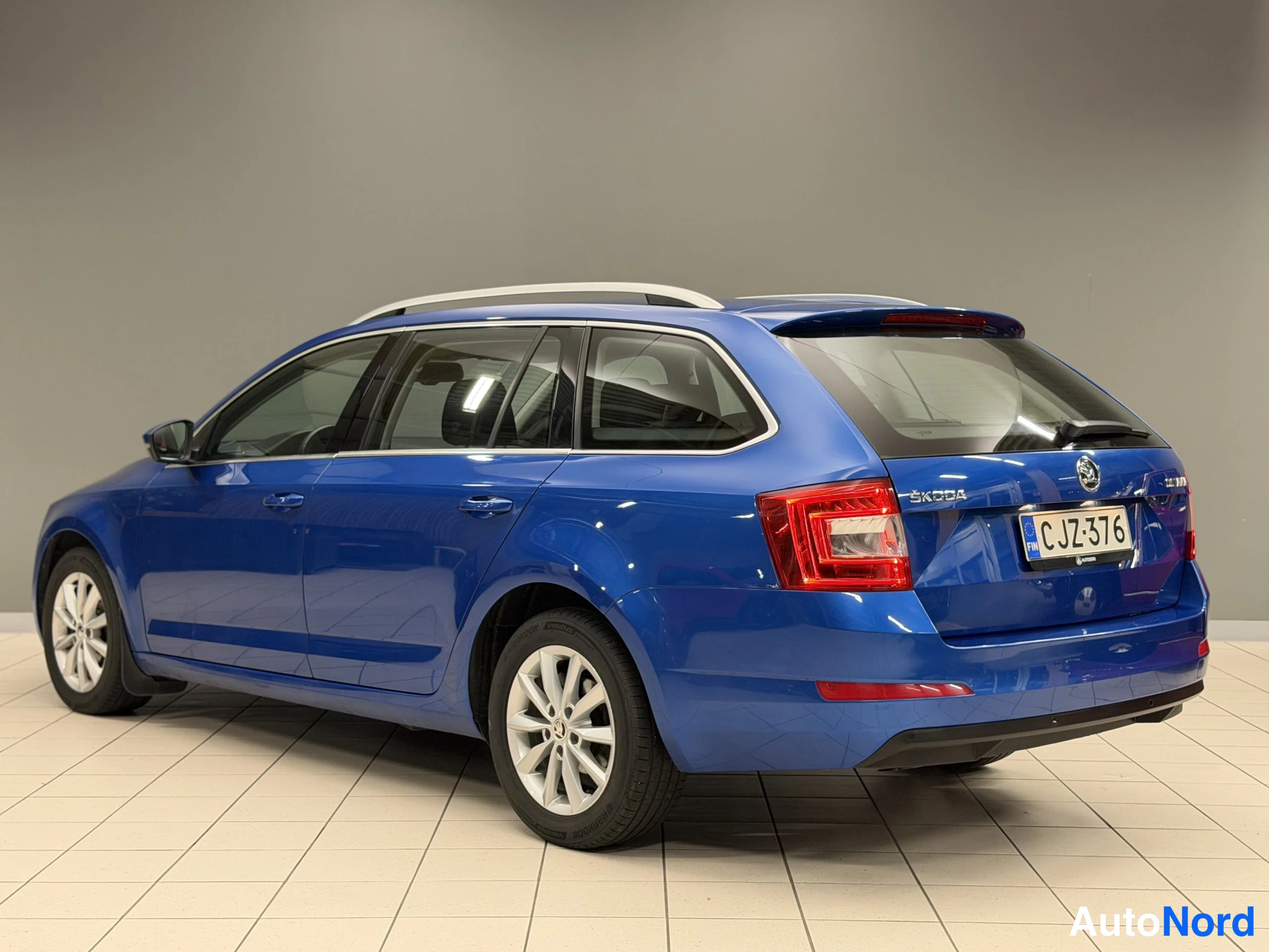 Sininen Skoda Octavia 2015, takaviisto, kuva 14