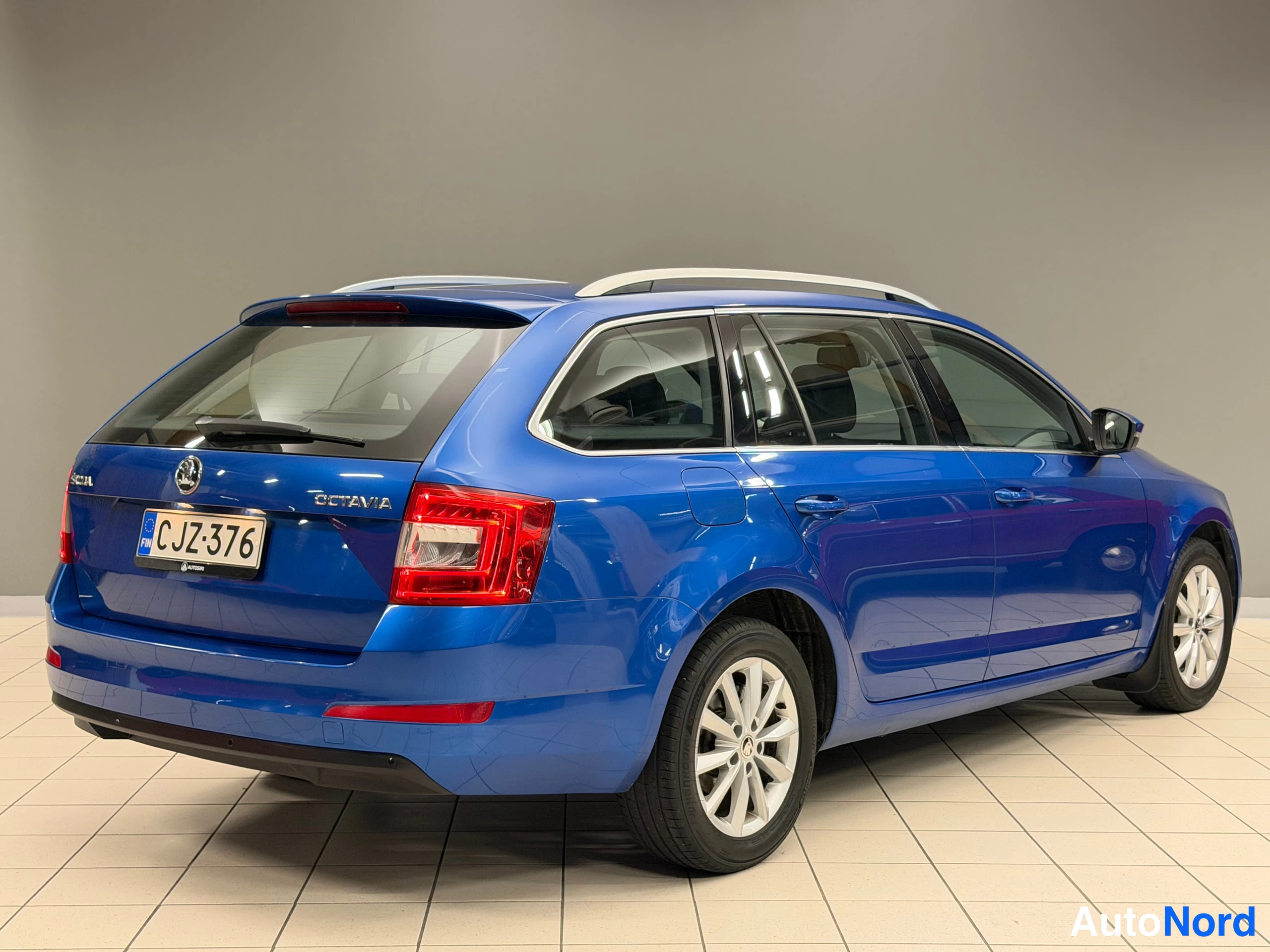Sininen Skoda Octavia 2015, takaviisto, kuva 15