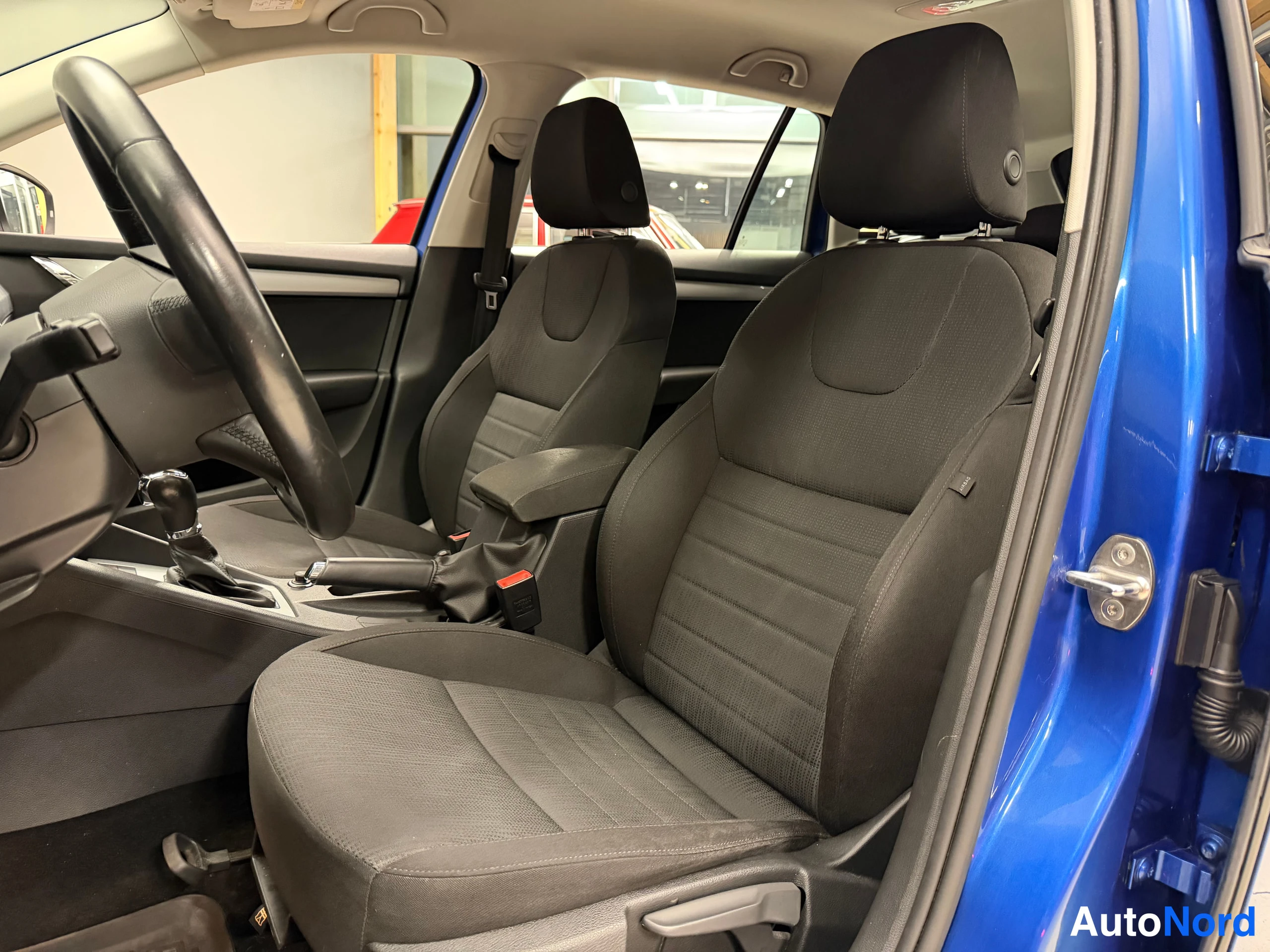 Sininen Skoda Octavia 2015, etuistuimet, kuva 25