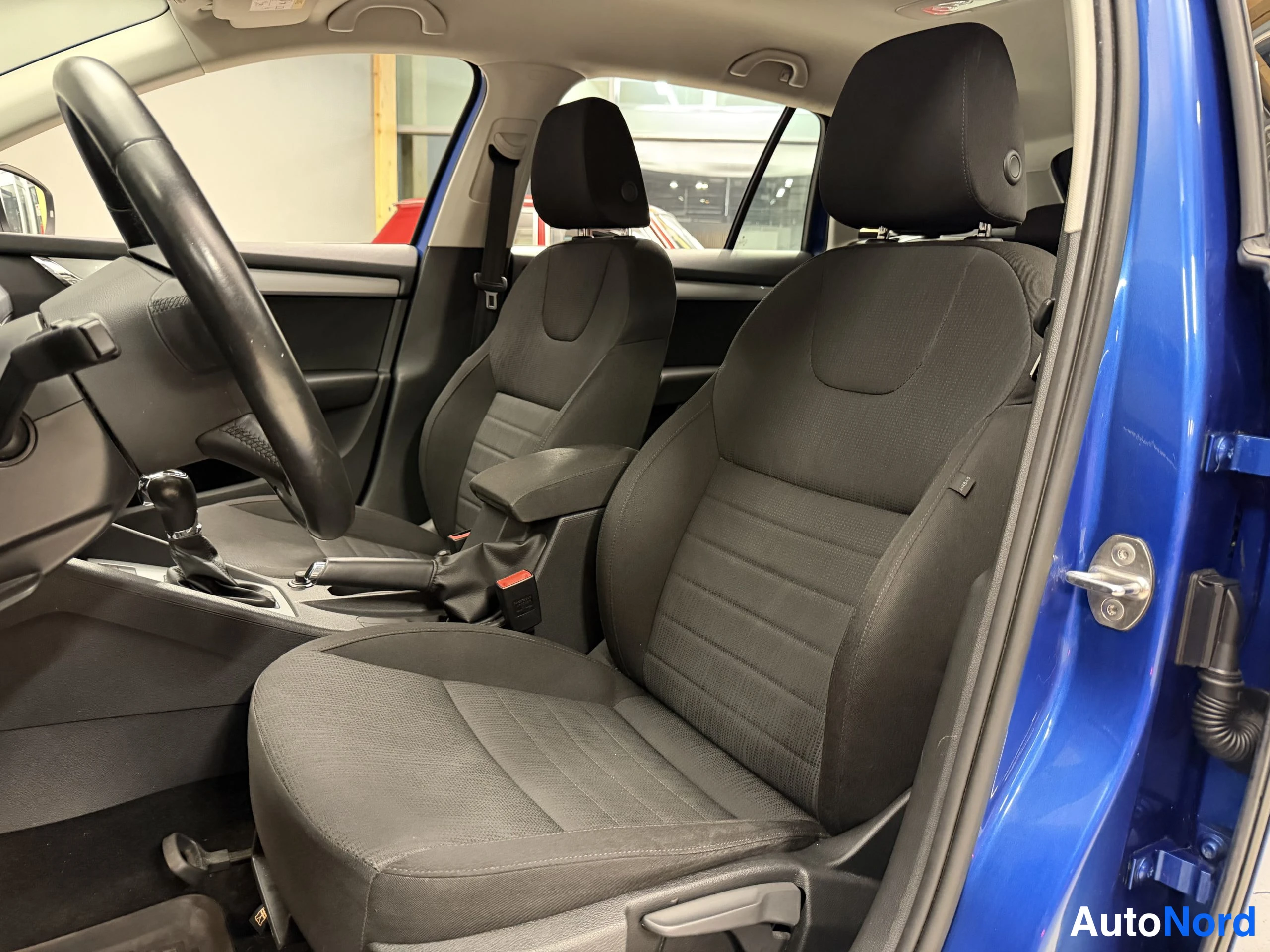 Sininen Skoda Octavia 2015, etuistuimet, kuva 26