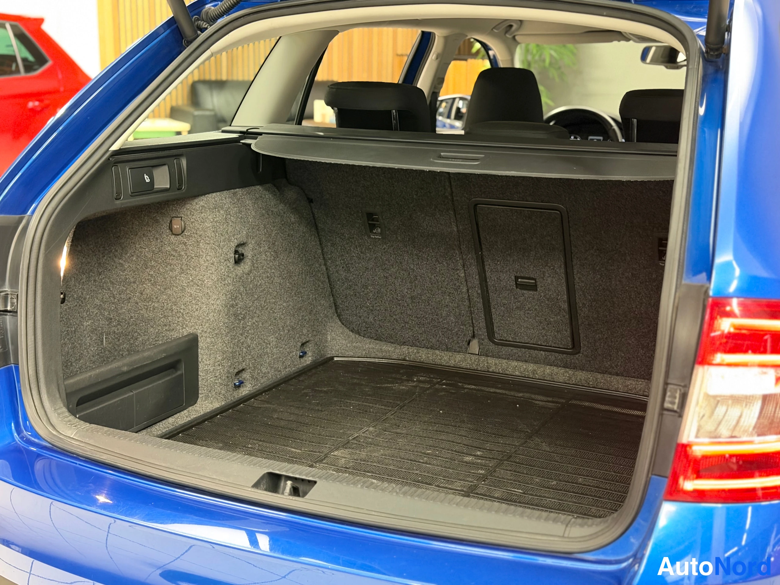 Sininen Skoda Octavia 2015, tavaratila, kuva 31