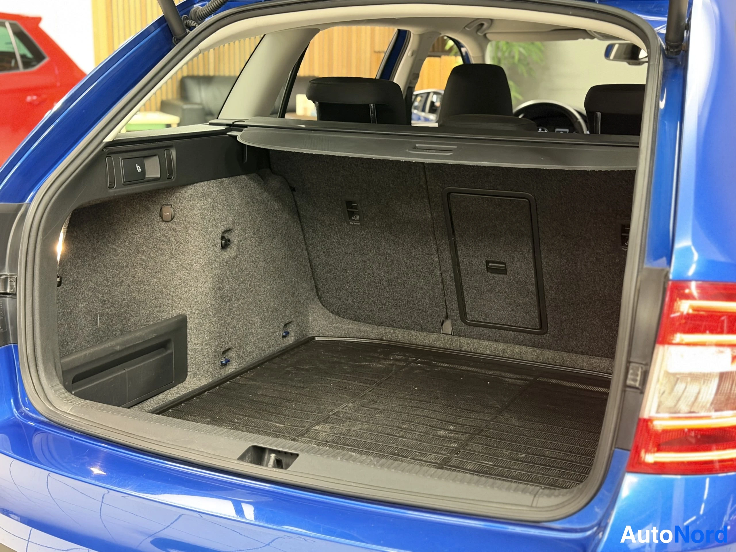 Sininen Skoda Octavia 2015, tavaratila, kuva 32