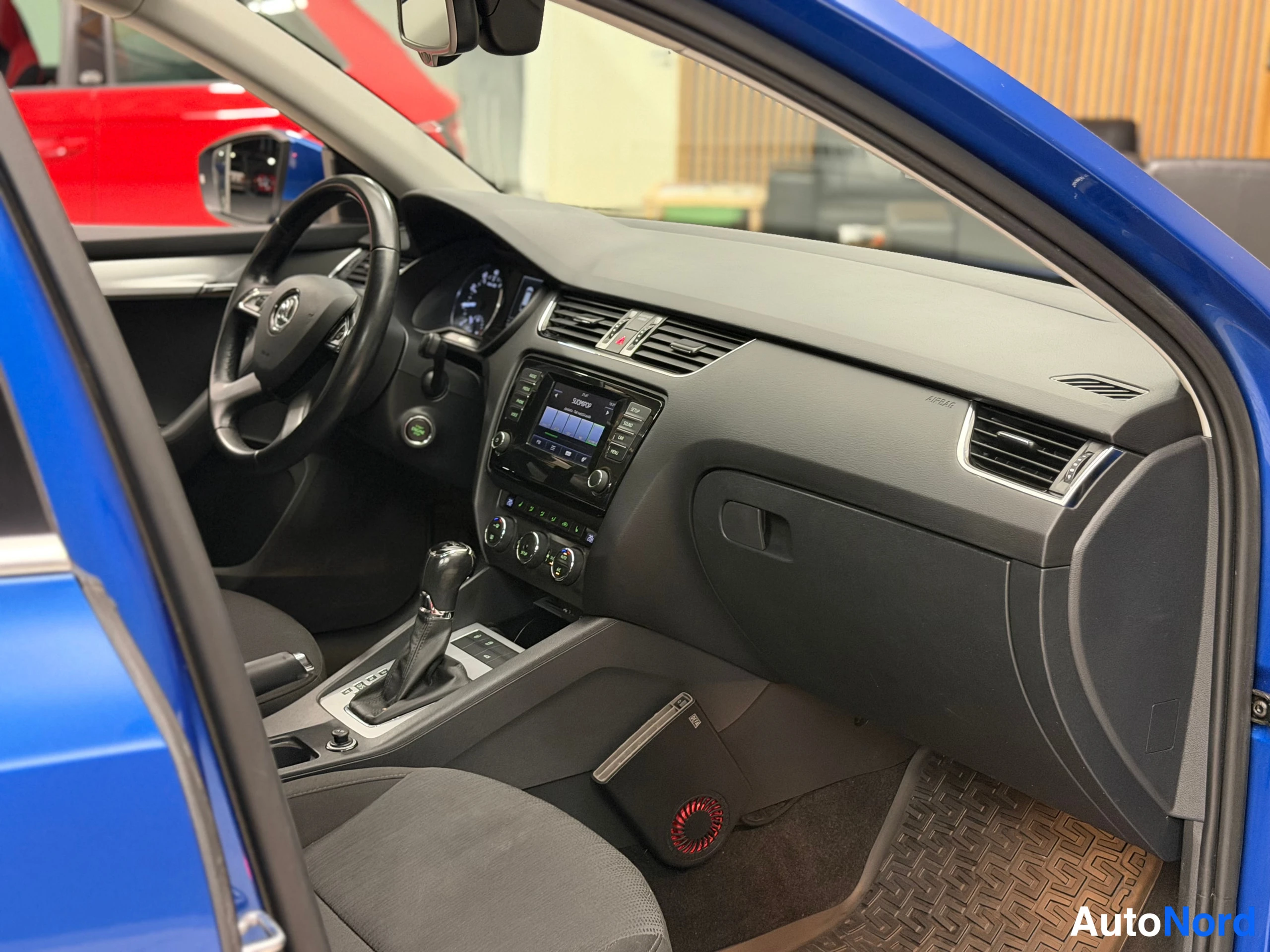 Sininen Skoda Octavia 2015, ohjaamo, kuva 17