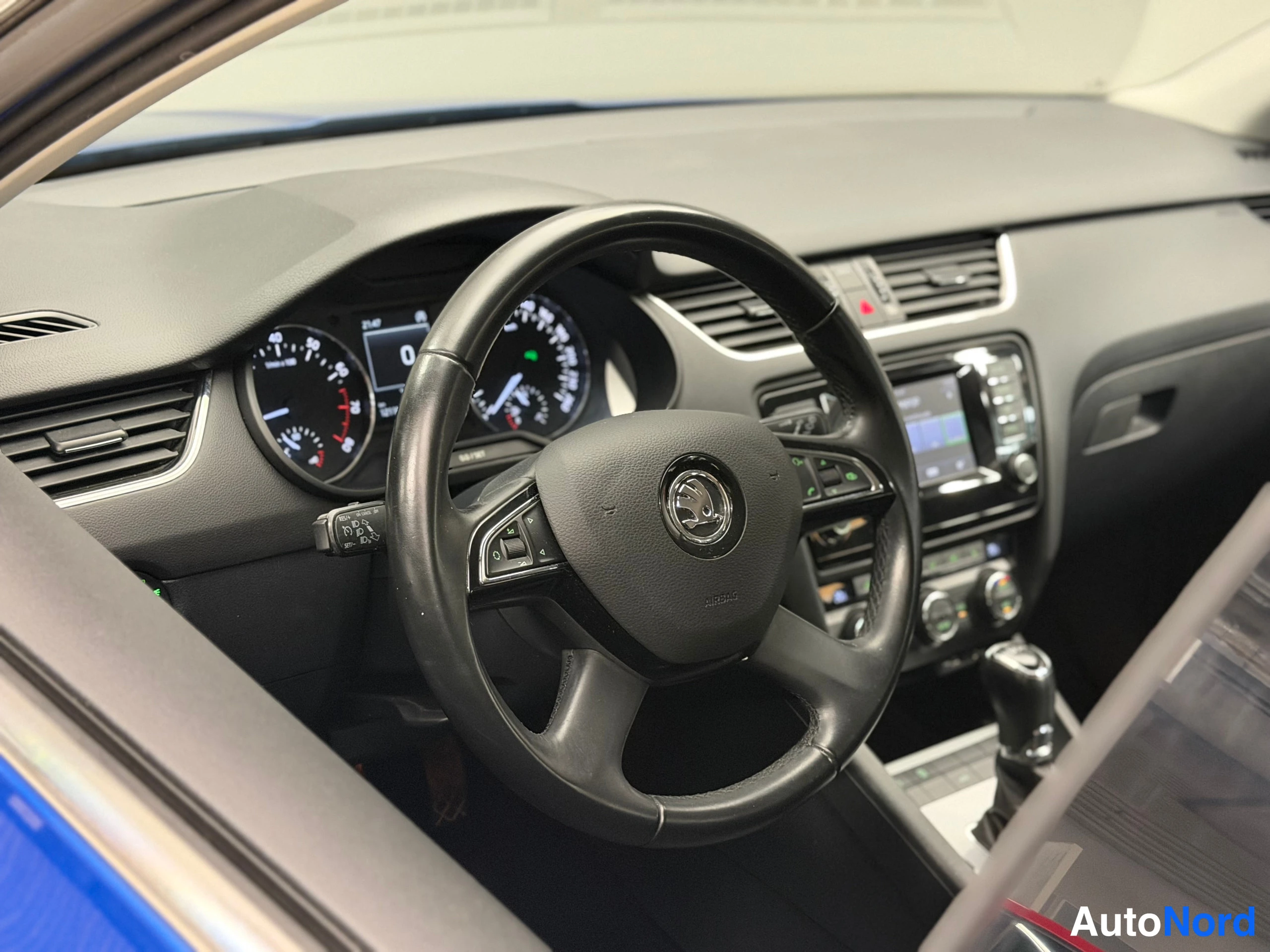 Sininen Skoda Octavia 2015, ohjaamo, kuva 22