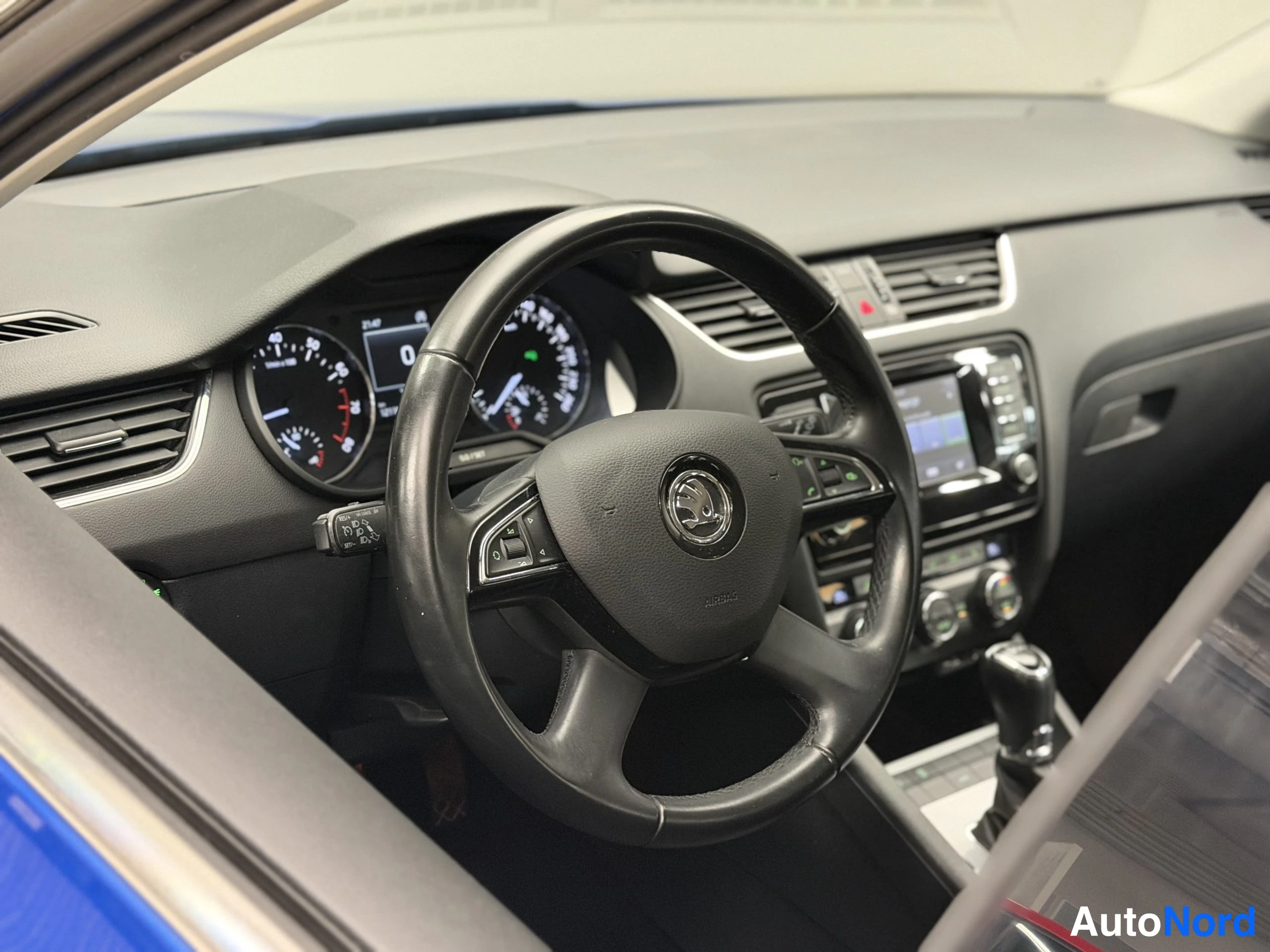 Sininen Skoda Octavia 2015, ohjaamo, kuva 18