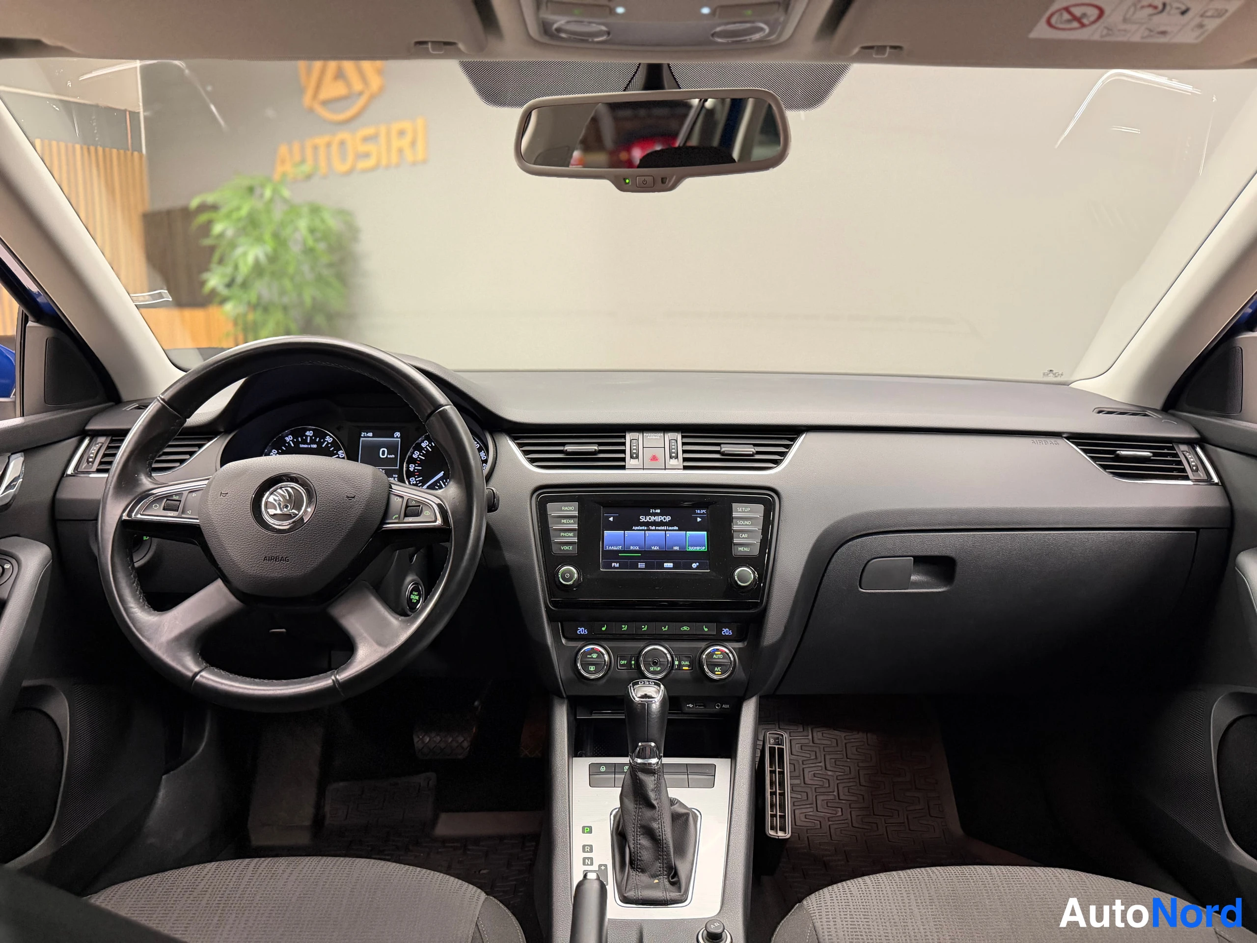 Sininen Skoda Octavia 2015, ohjaamo, kuva 23