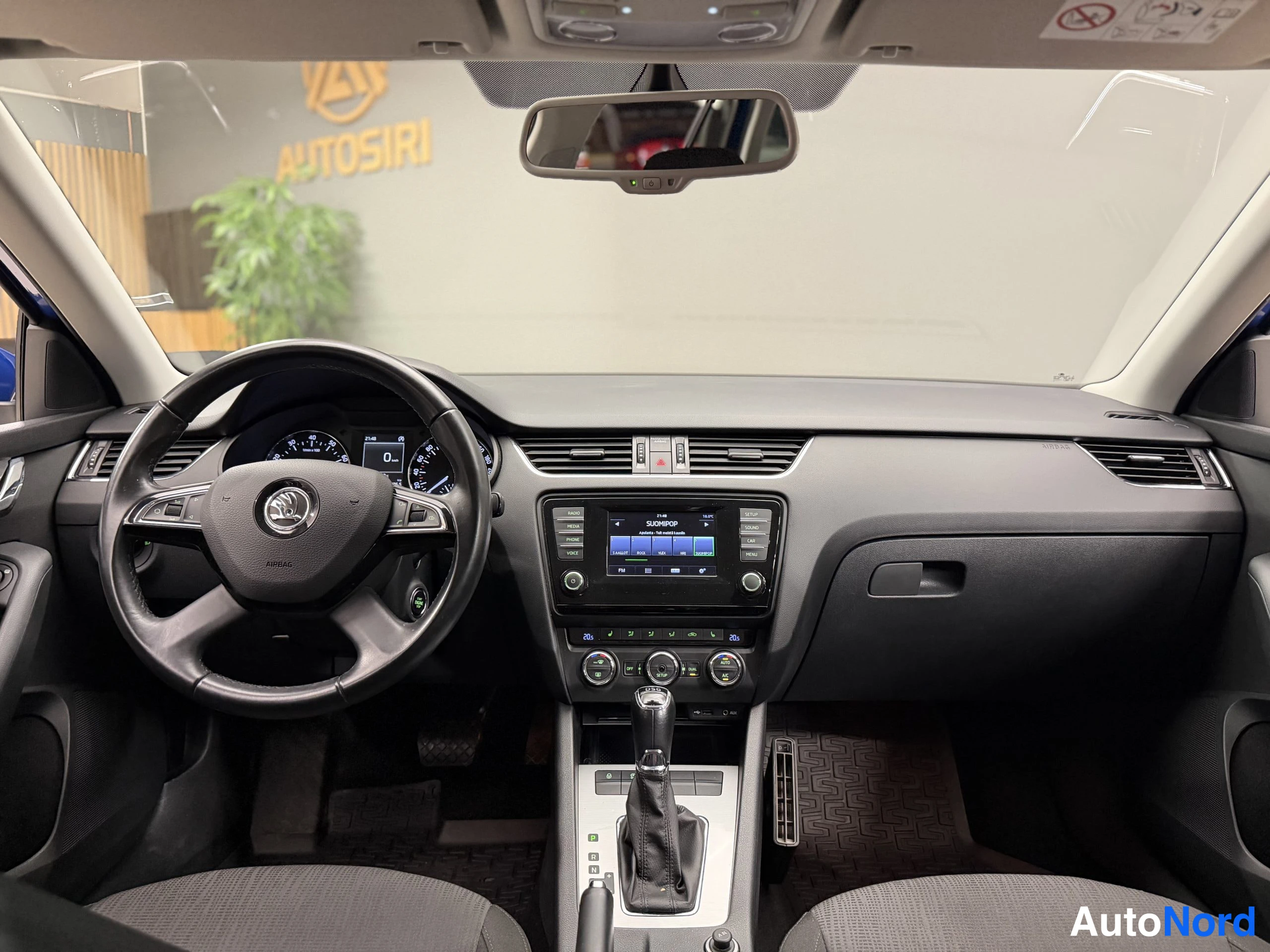 Sininen Skoda Octavia 2015, ohjaamo, kuva 24
