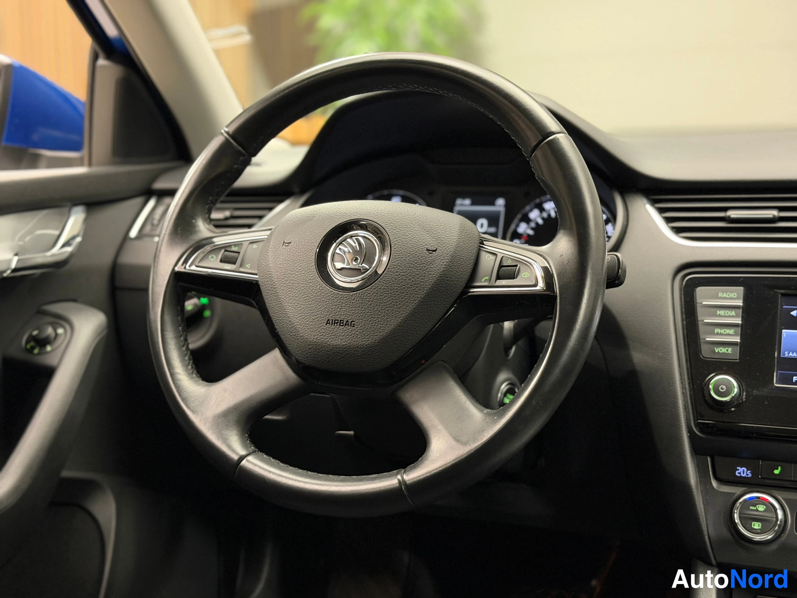Sininen Skoda Octavia 2015, ohjaamo, kuva 19