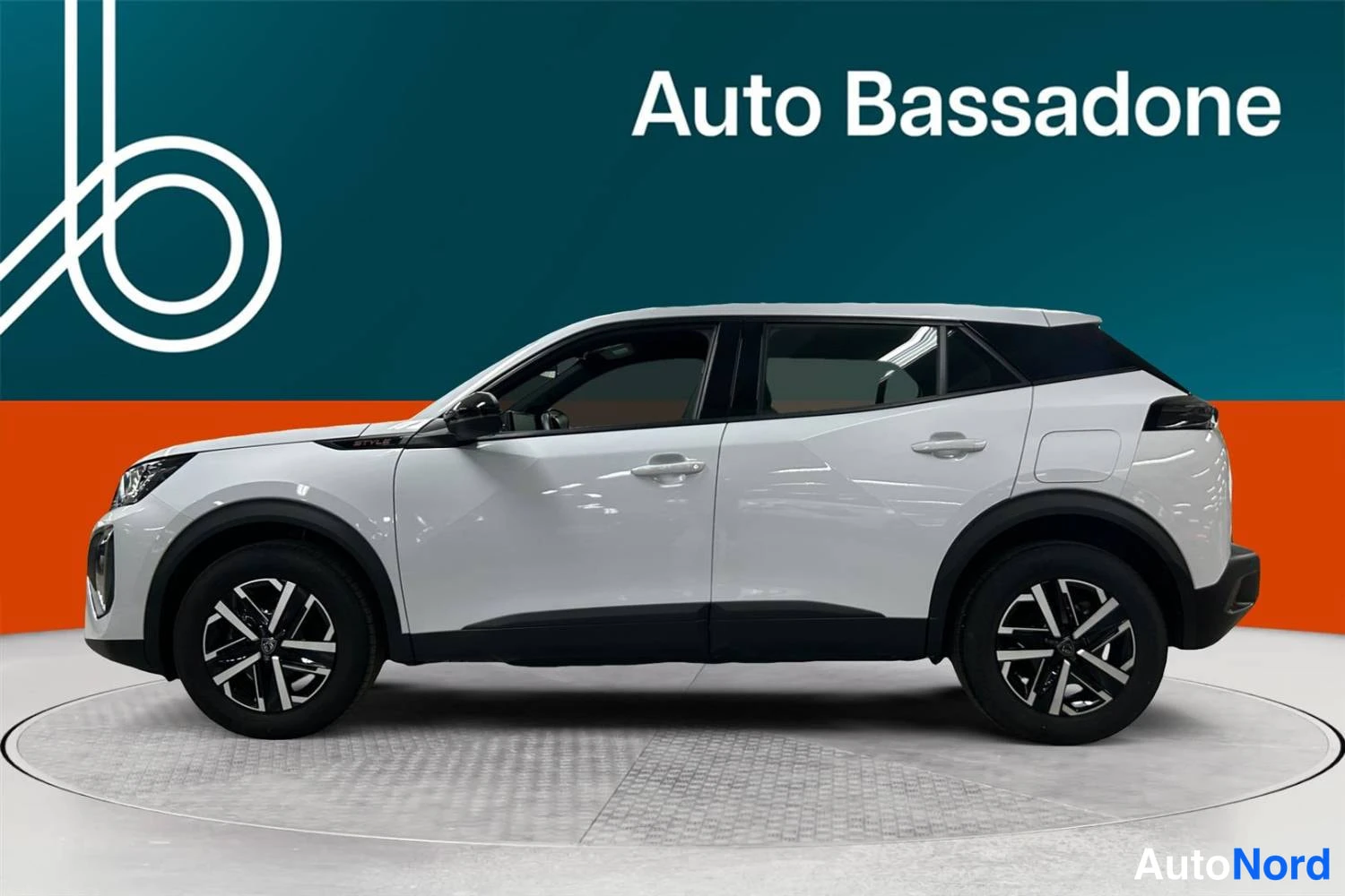 Valkoinen Peugeot 2008 2025, sivulta, kuva 4