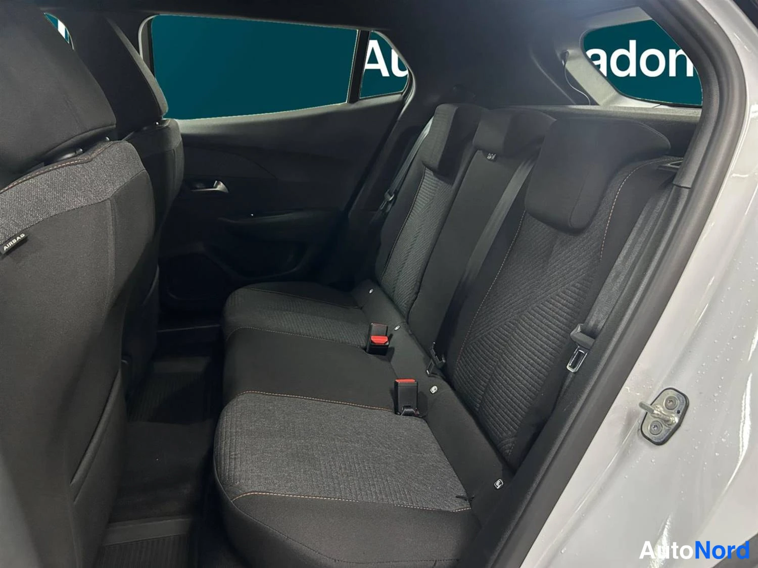 Valkoinen Peugeot 2008 2025, takaistuimet, kuva 13