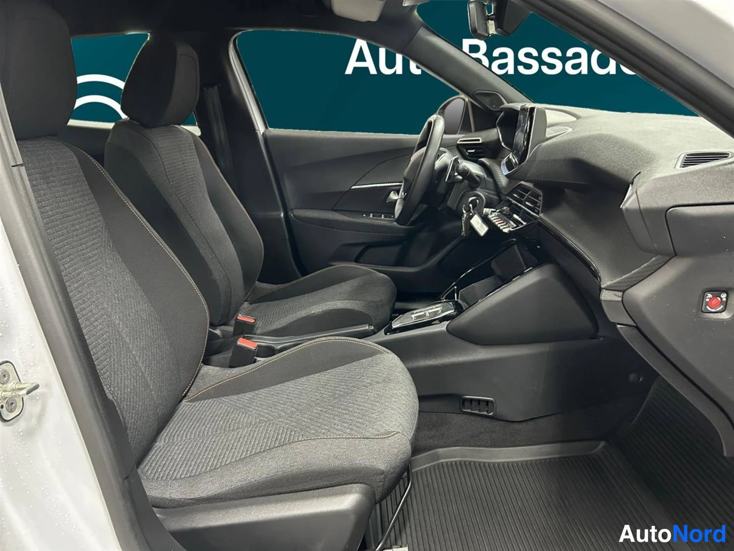 Valkoinen Peugeot 2008 2025, etuistuimet, kuva 12