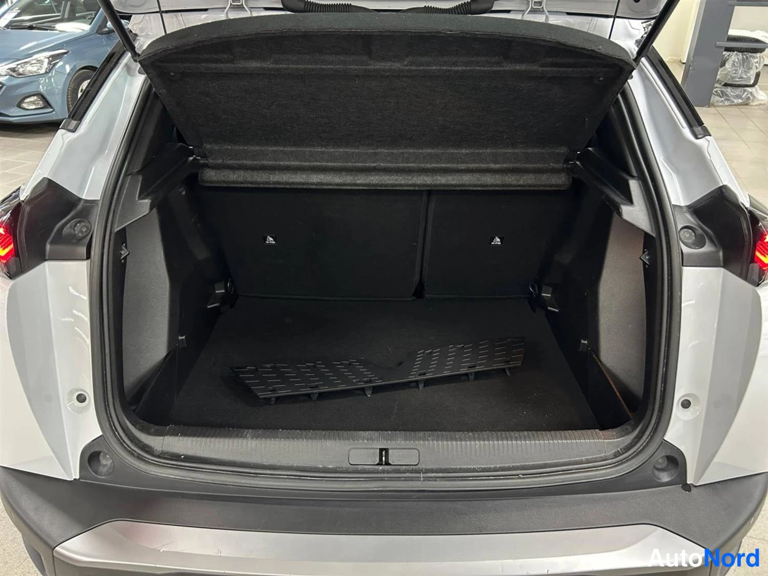 Valkoinen Peugeot 2008 2025, tavaratila, kuva 14