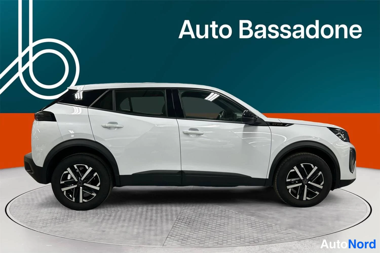 Valkoinen Peugeot 2008 2025, sivulta, kuva 5