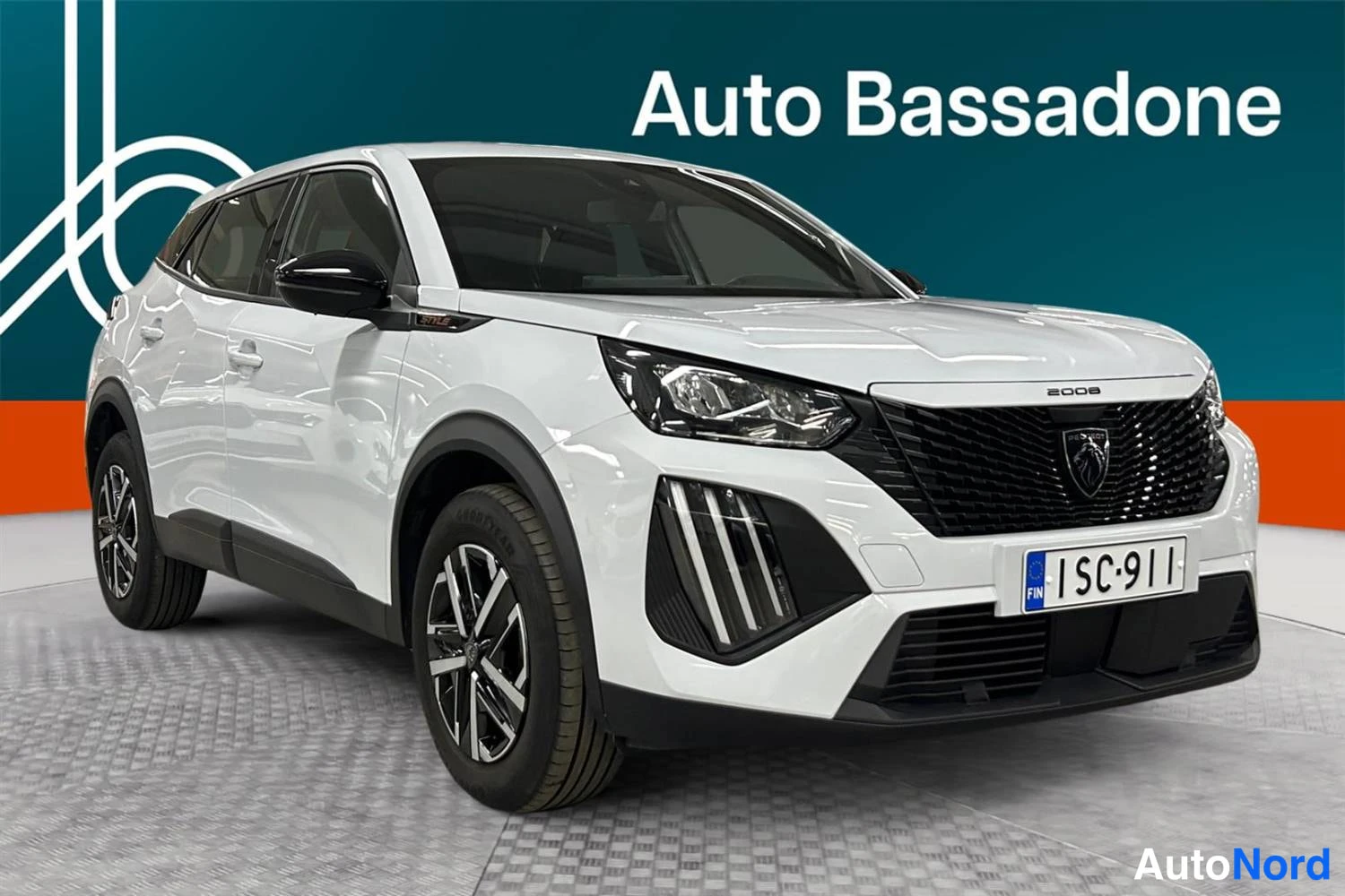 Valkoinen Peugeot 2008 2025, etuviisto, keula oikealle, kuva 2