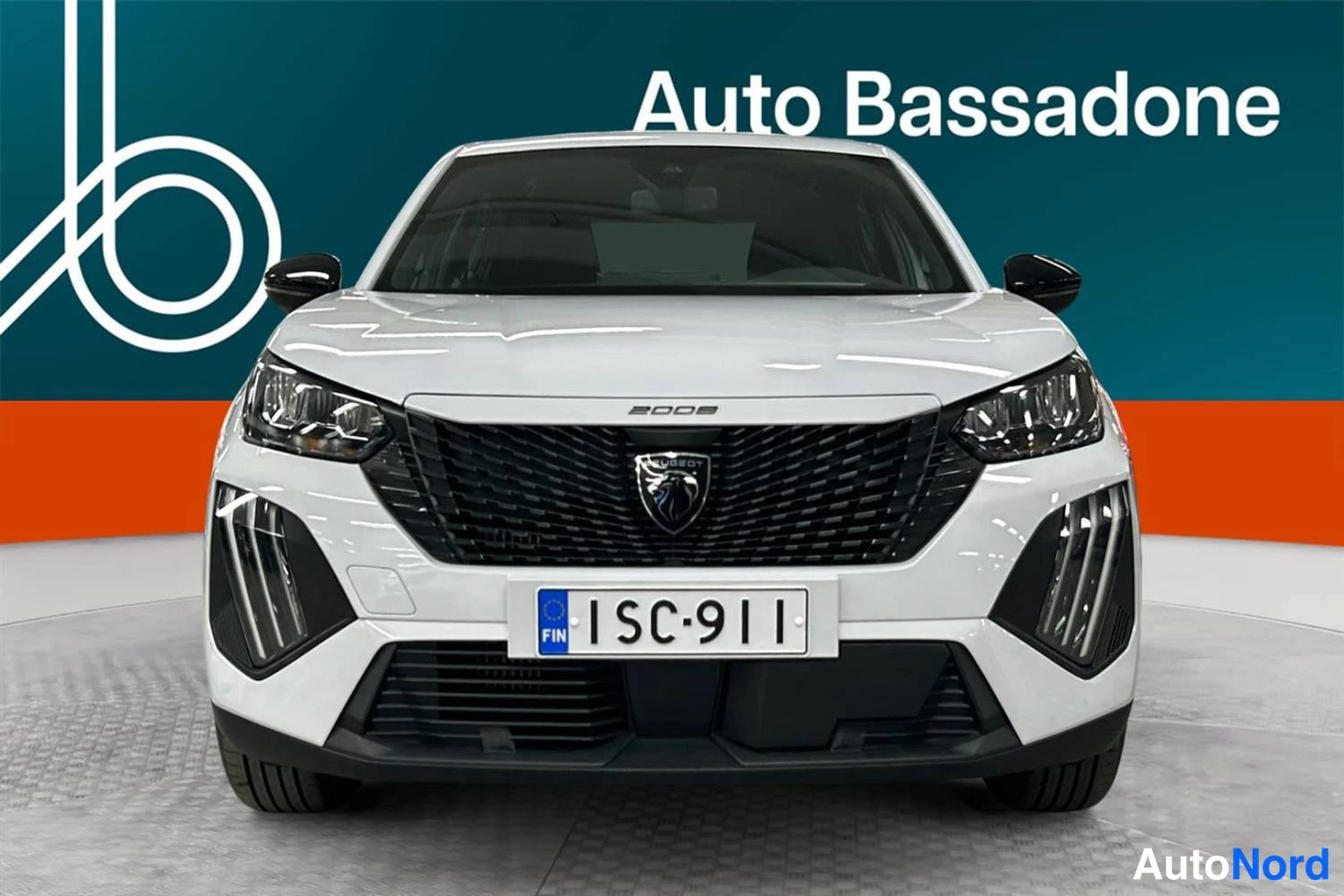 Valkoinen Peugeot 2008 2025, edestä, kuva 3