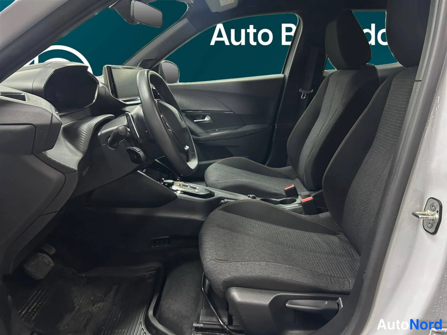 Valkoinen Peugeot 2008 2025, ohjaamo, kuva 11