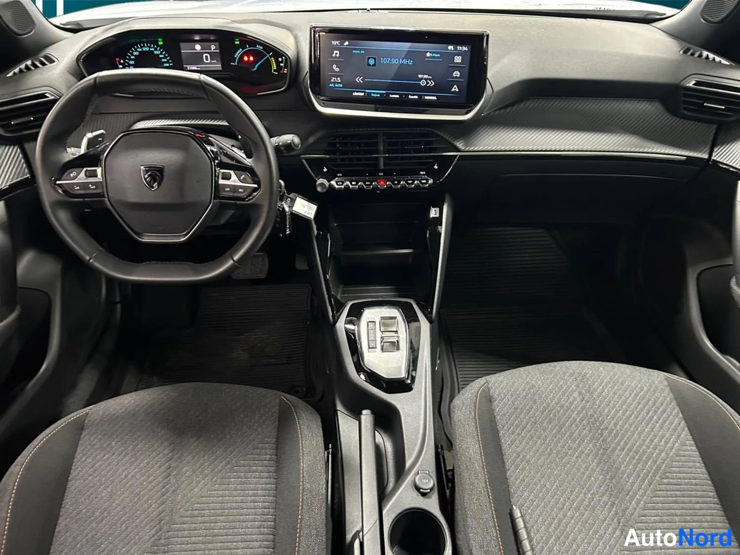 Valkoinen Peugeot 2008 2025, ohjaamo, kuva 9