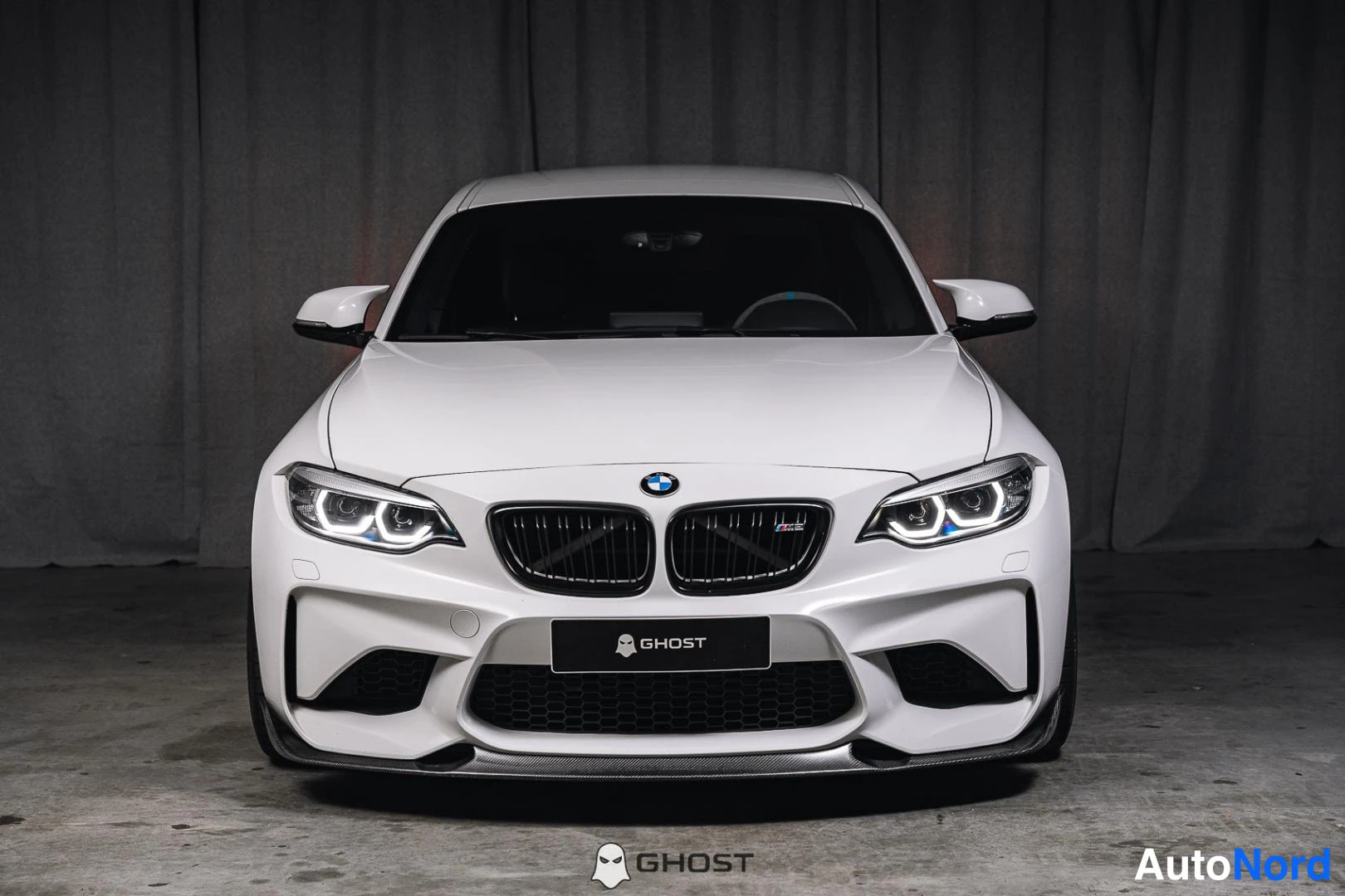 Valkoinen BMW M2 2017, edestä, kuva 4