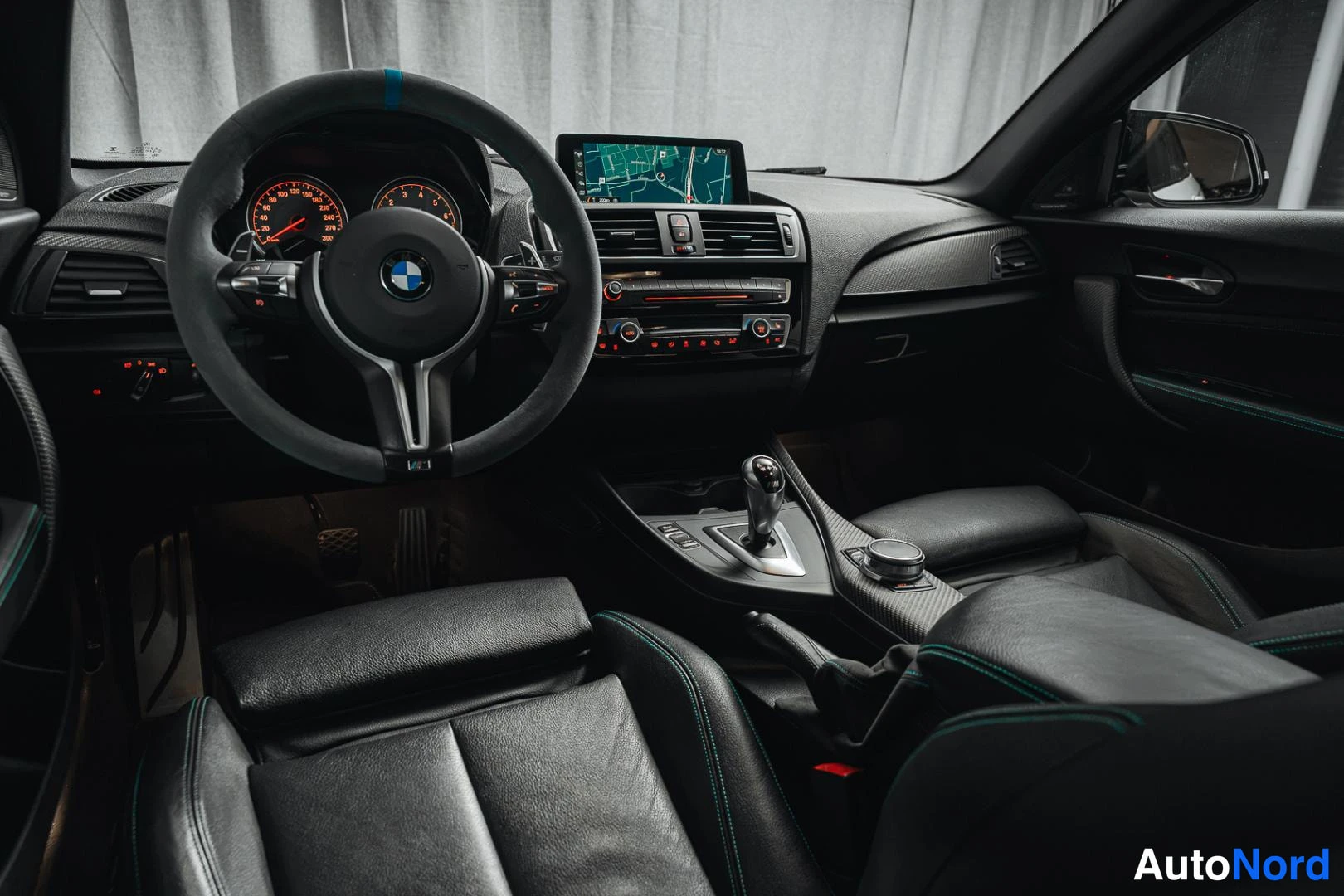 Valkoinen BMW M2 2017, ohjaamo, kuva 10