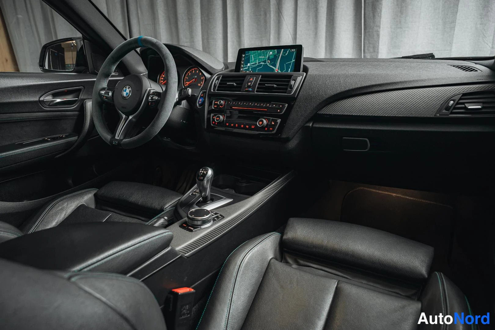 Valkoinen BMW M2 2017, ohjaamo, kuva 11