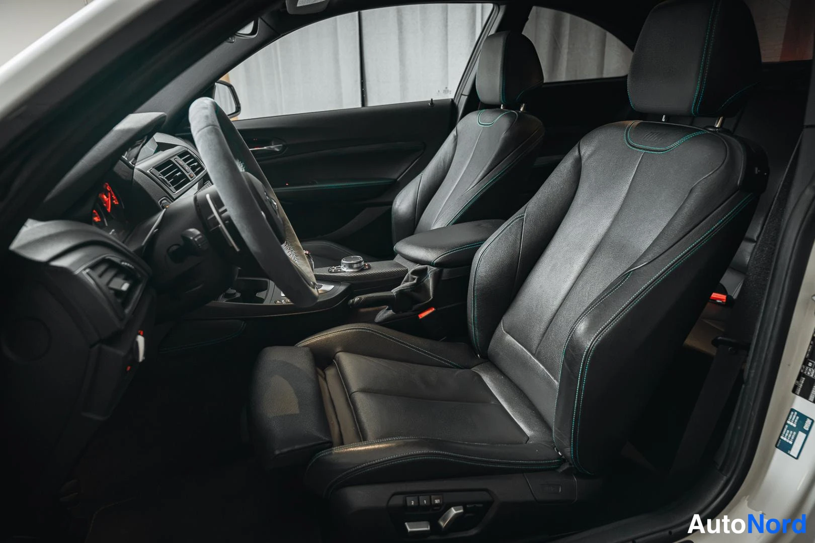 Valkoinen BMW M2 2017, ohjaamo, kuva 12