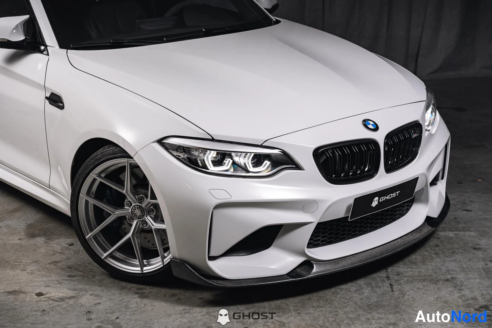 Valkoinen BMW M2 2017, etuviisto, keula oikealle, kuva 3