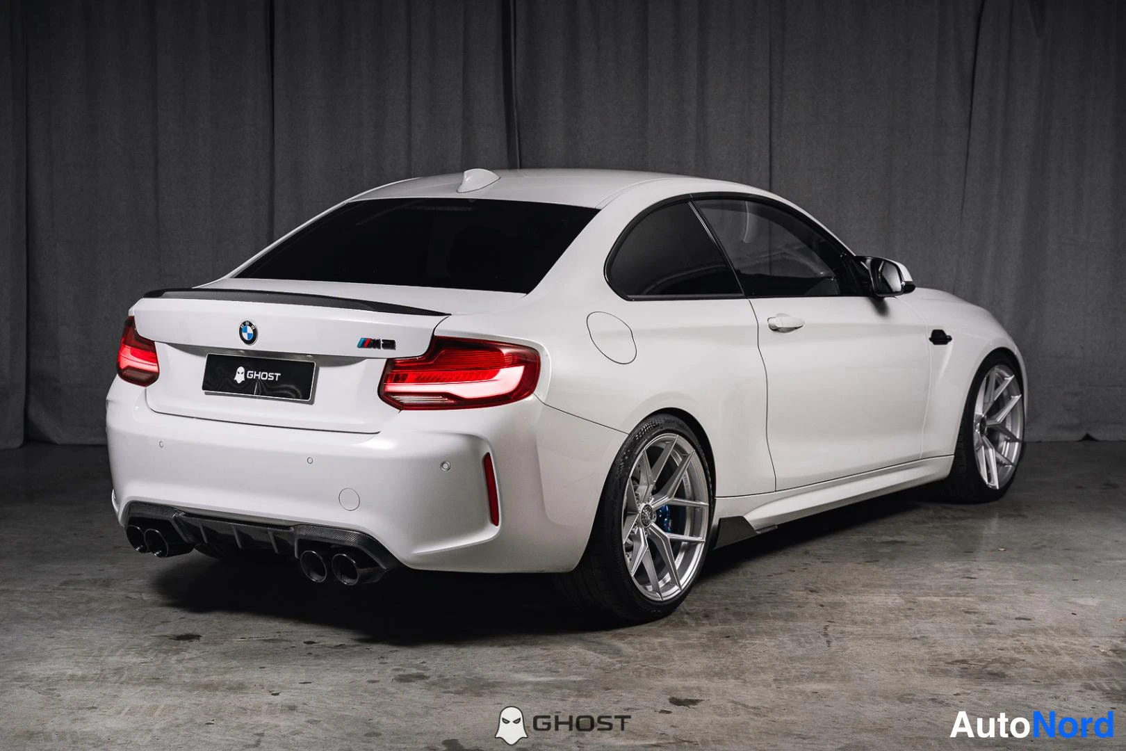 Valkoinen BMW M2 2017, takaviisto, kuva 6