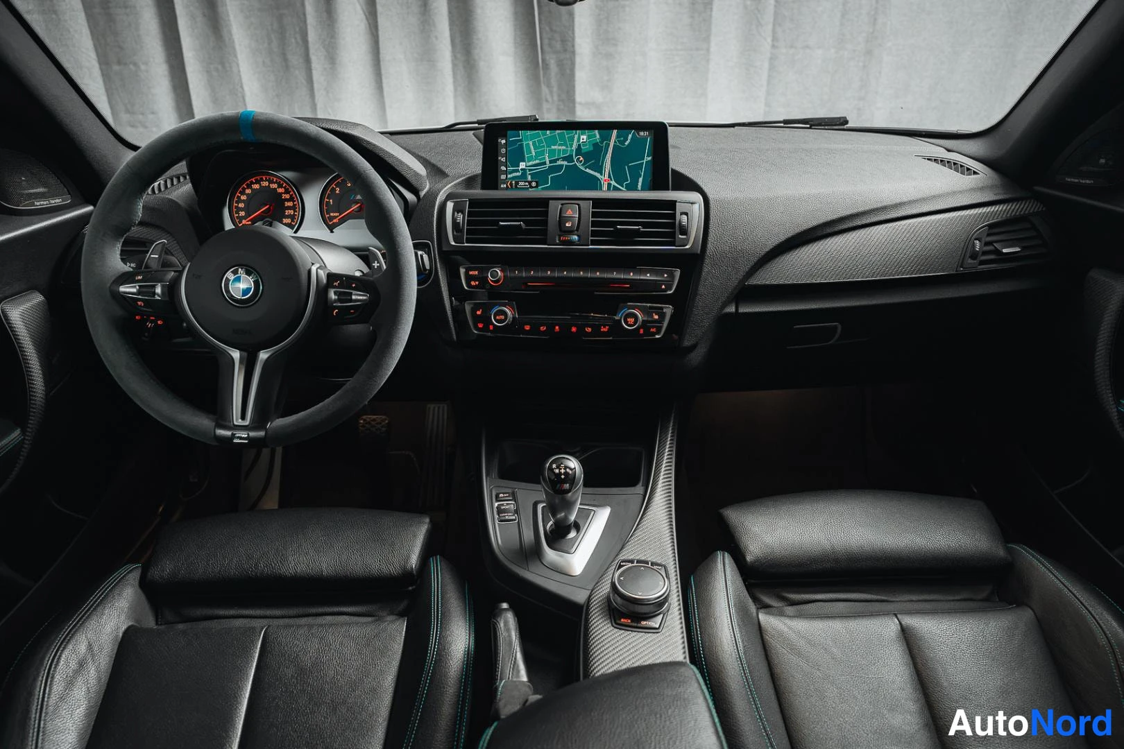 Valkoinen BMW M2 2017, ohjaamo, kuva 9