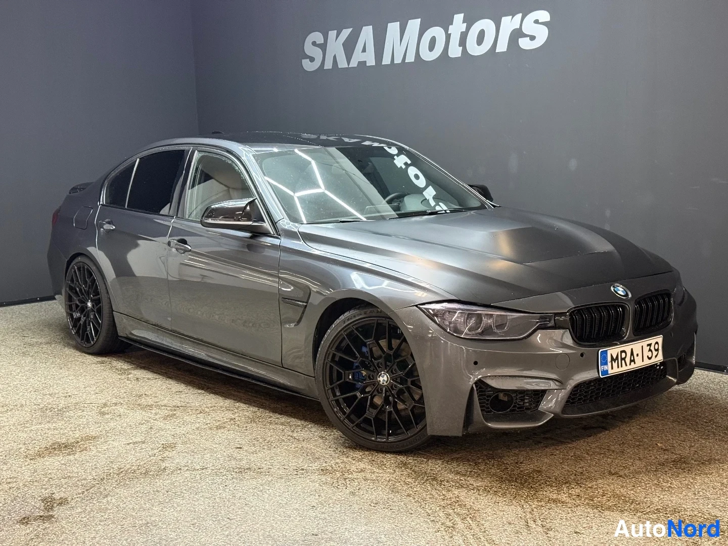 Harmaa BMW M3 2014, etuviisto, keula oikealle, kuva 2