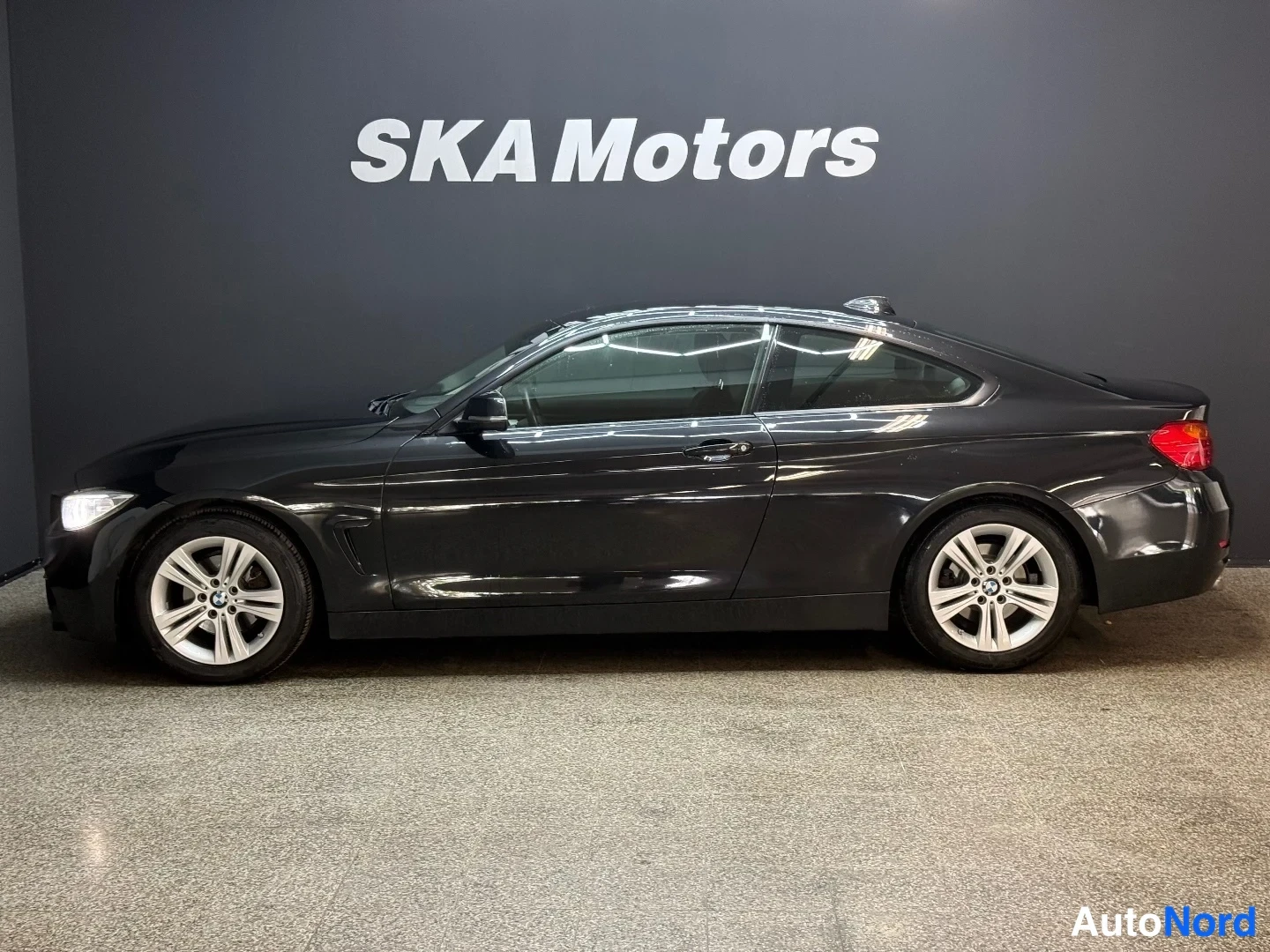 Musta BMW 420i 2014, etuviisto, keula vasemmalle, kuva 2
